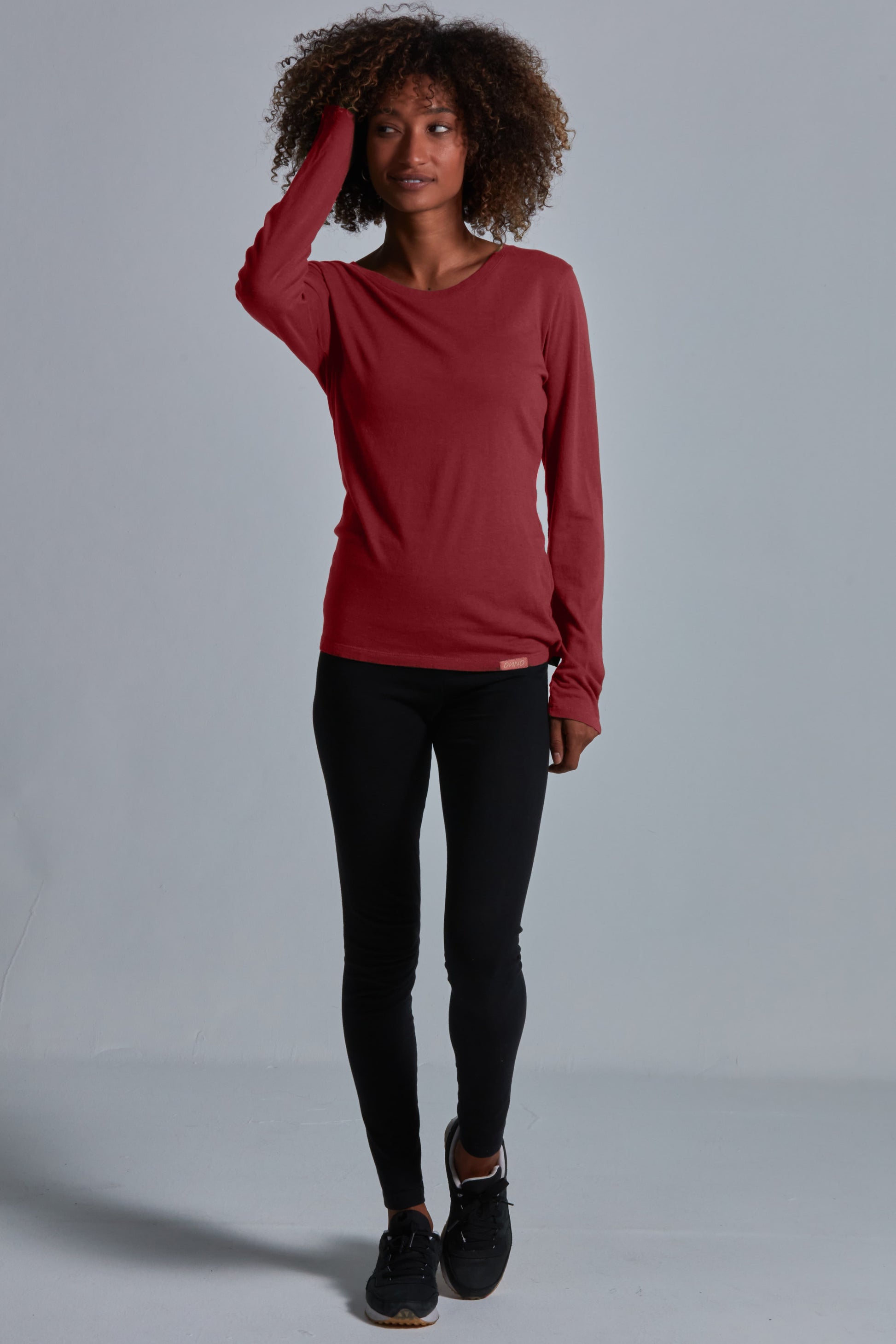 ONNO long sleeve bamboo t-shirt in Brick, Sage is 5'7" and wearing size XS.