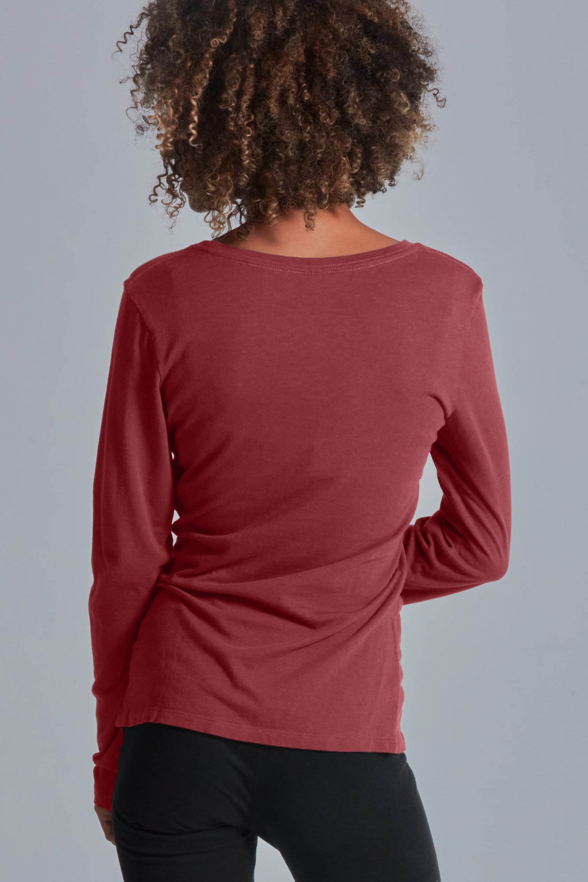 ONNO long sleeve bamboo t-shirt in Brick, Sage is 5'7" and wearing size XS.