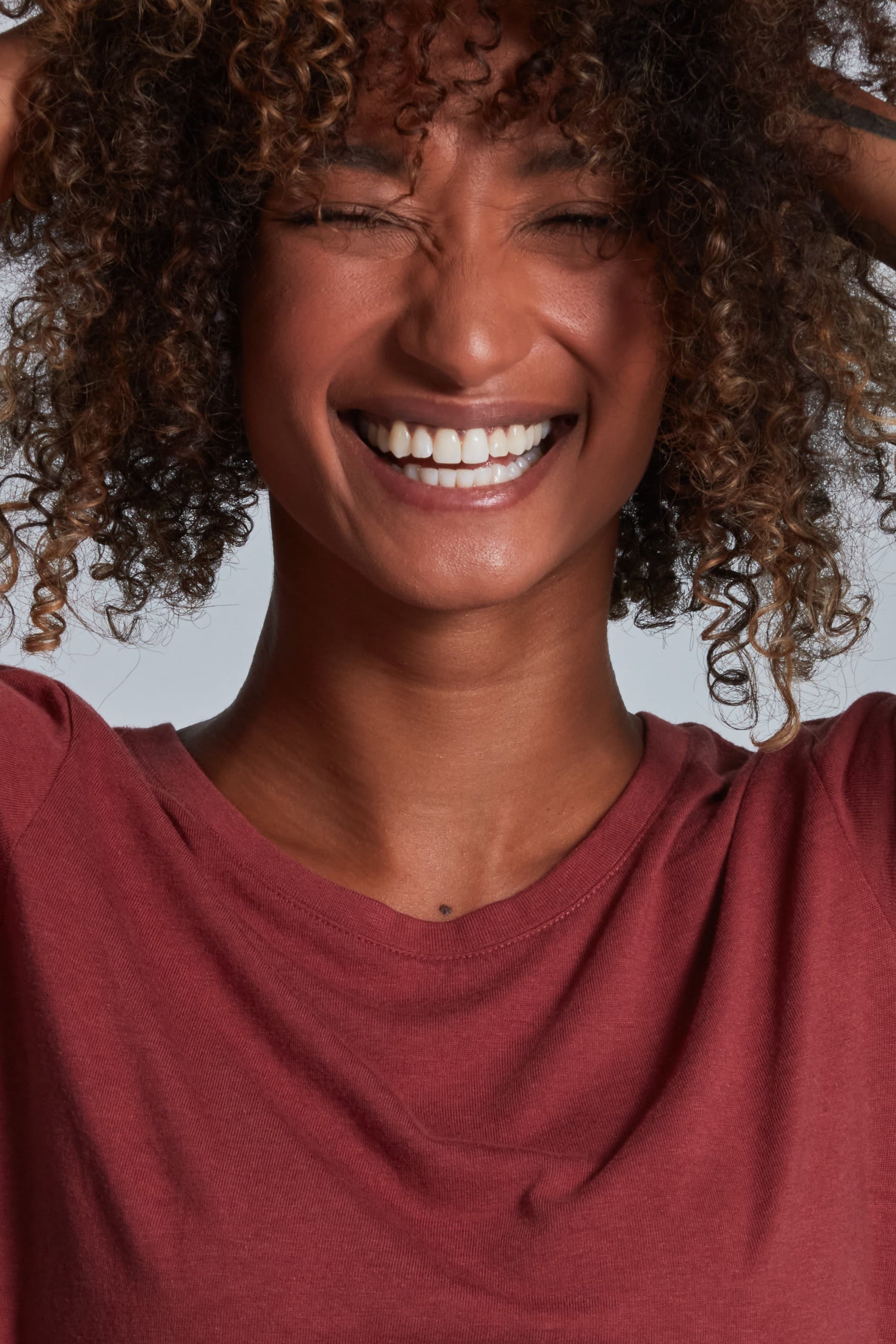 ONNO long sleeve bamboo t-shirt in Brick, Sage is 5'7" and wearing size XS.