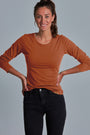 ONNO long sleeve bamboo t-shirt in Rust, Christina is 5'9" and wearing size S.
