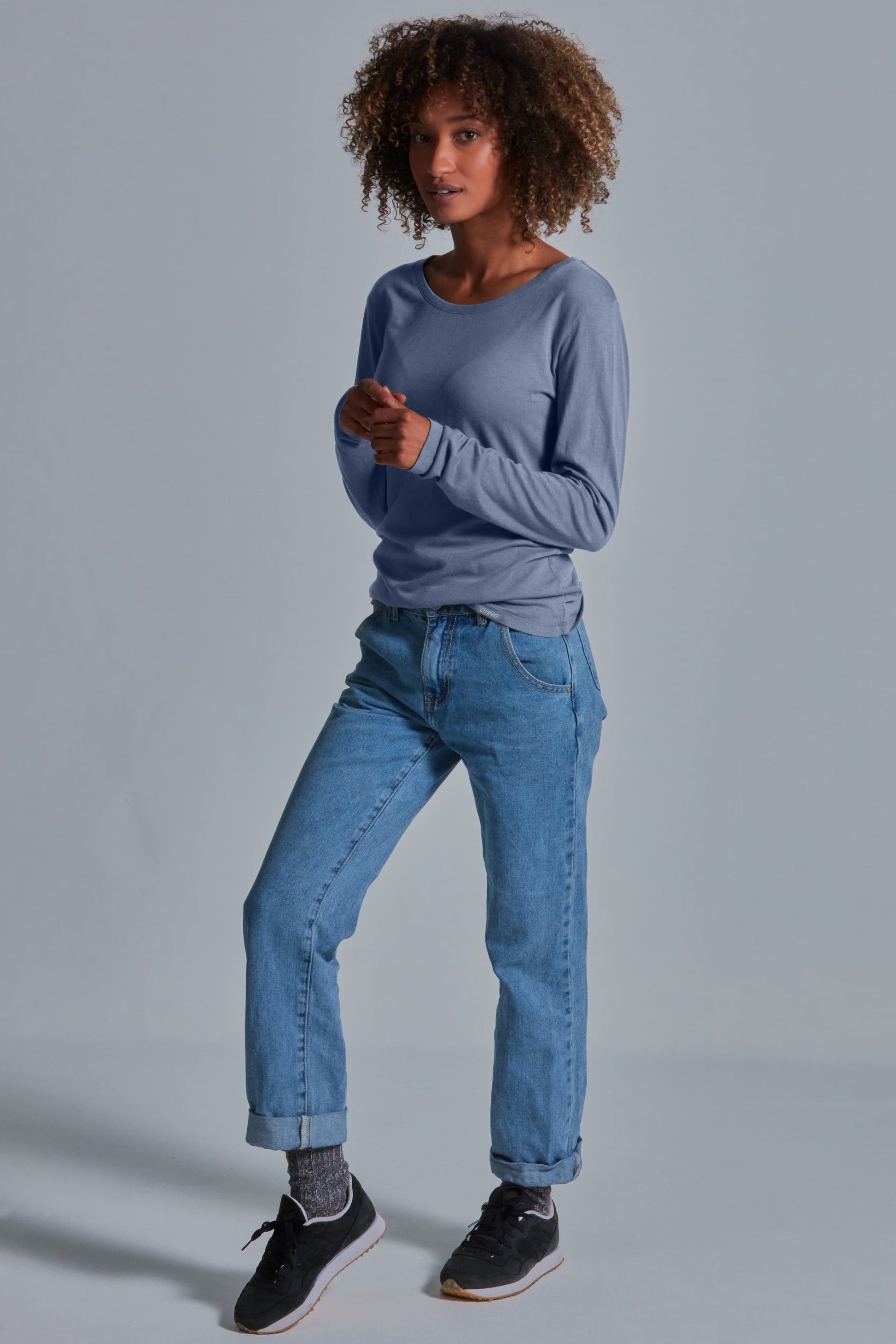 ONNO long sleeve bamboo t-shirt in Stone, Sage is 5'7" and wearing size XS.