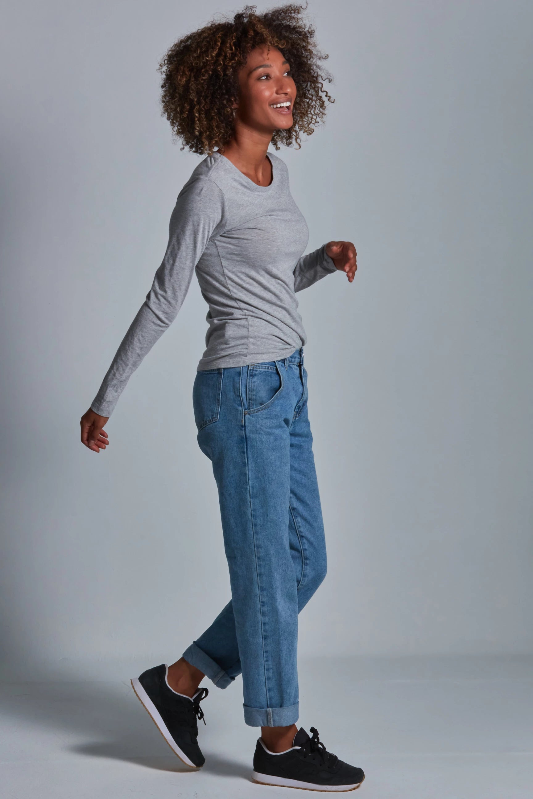 ONNO long sleeve bamboo t-shirt in Heathered Granite, Sage is 5'7" and wearing size XS.