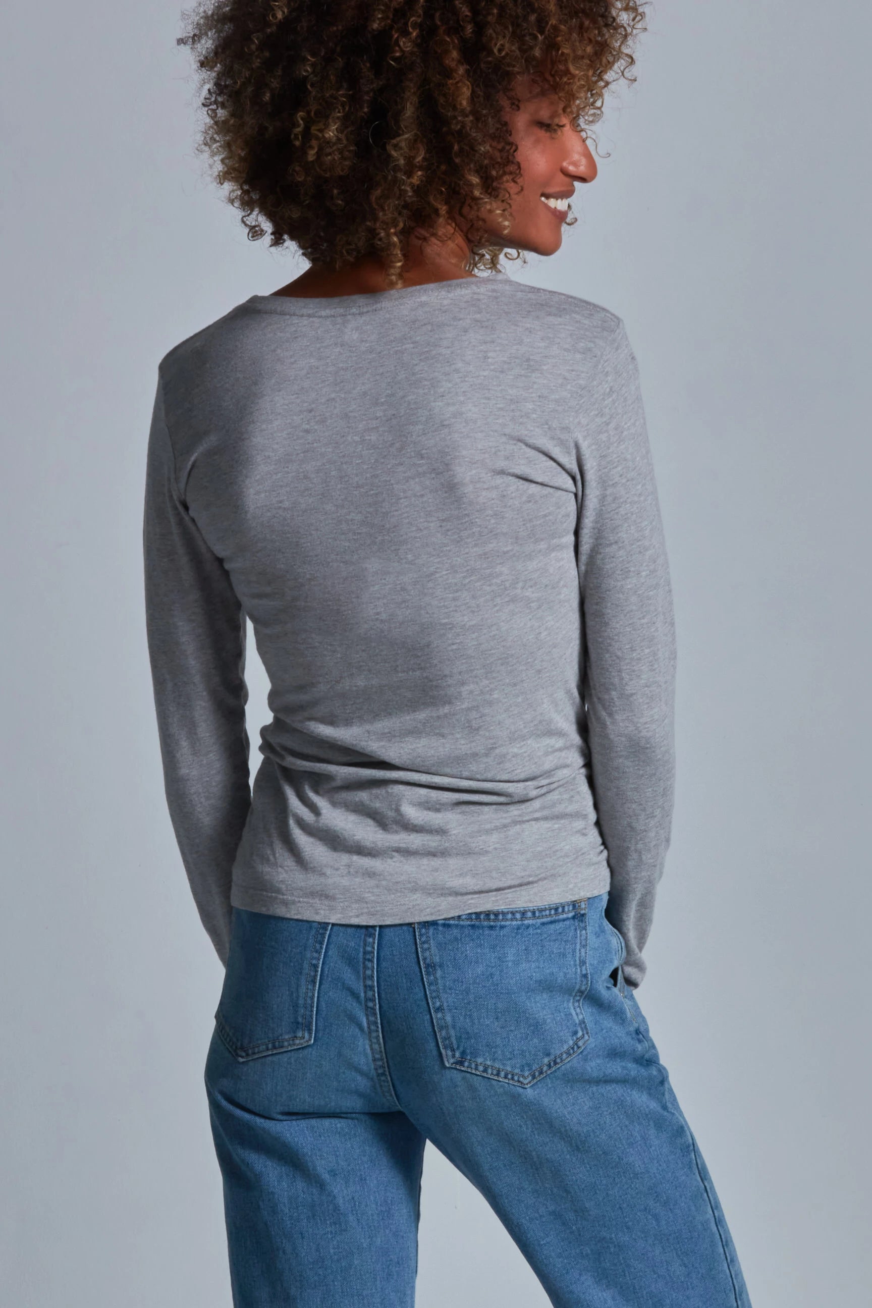 ONNO long sleeve bamboo t-shirt in Heathered Granite, Sage is 5'7" and wearing size XS.