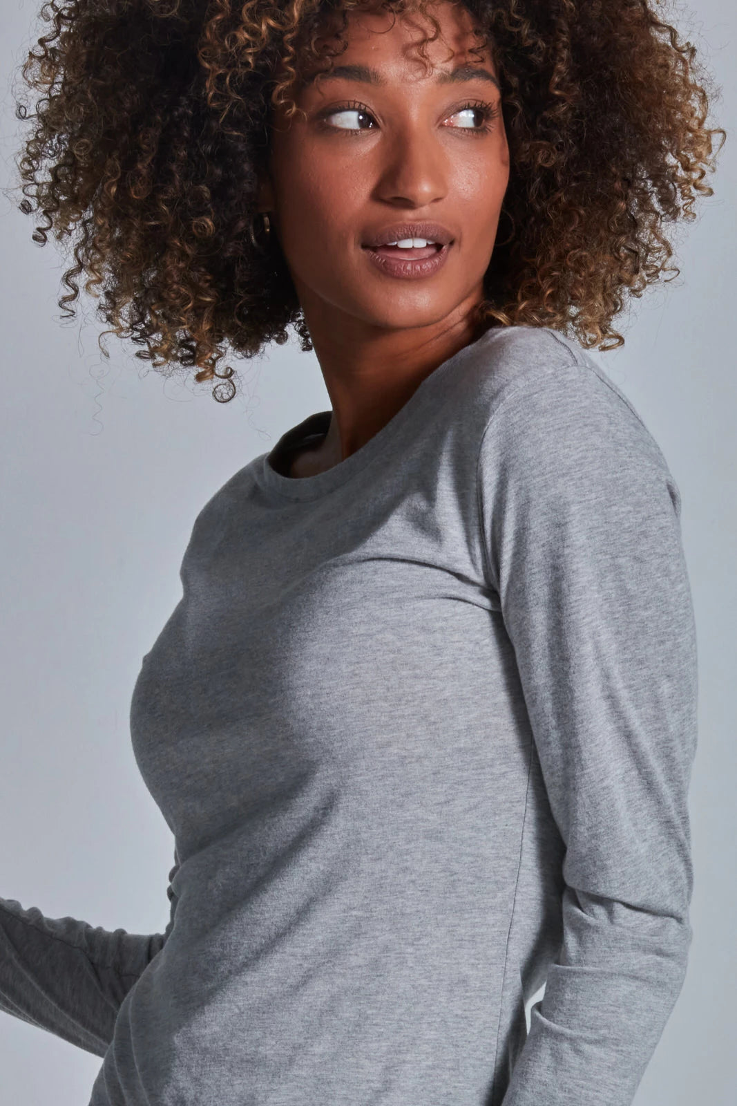 ONNO long sleeve bamboo t-shirt in Heathered Granite, Sage is 5'7" and wearing size XS.