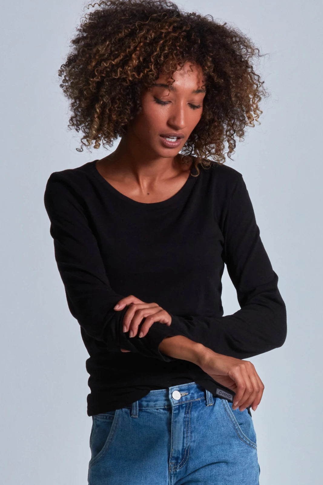 ONNO long sleeve bamboo t-shirt in Black, Sage is 5'7" and wearing size XS.