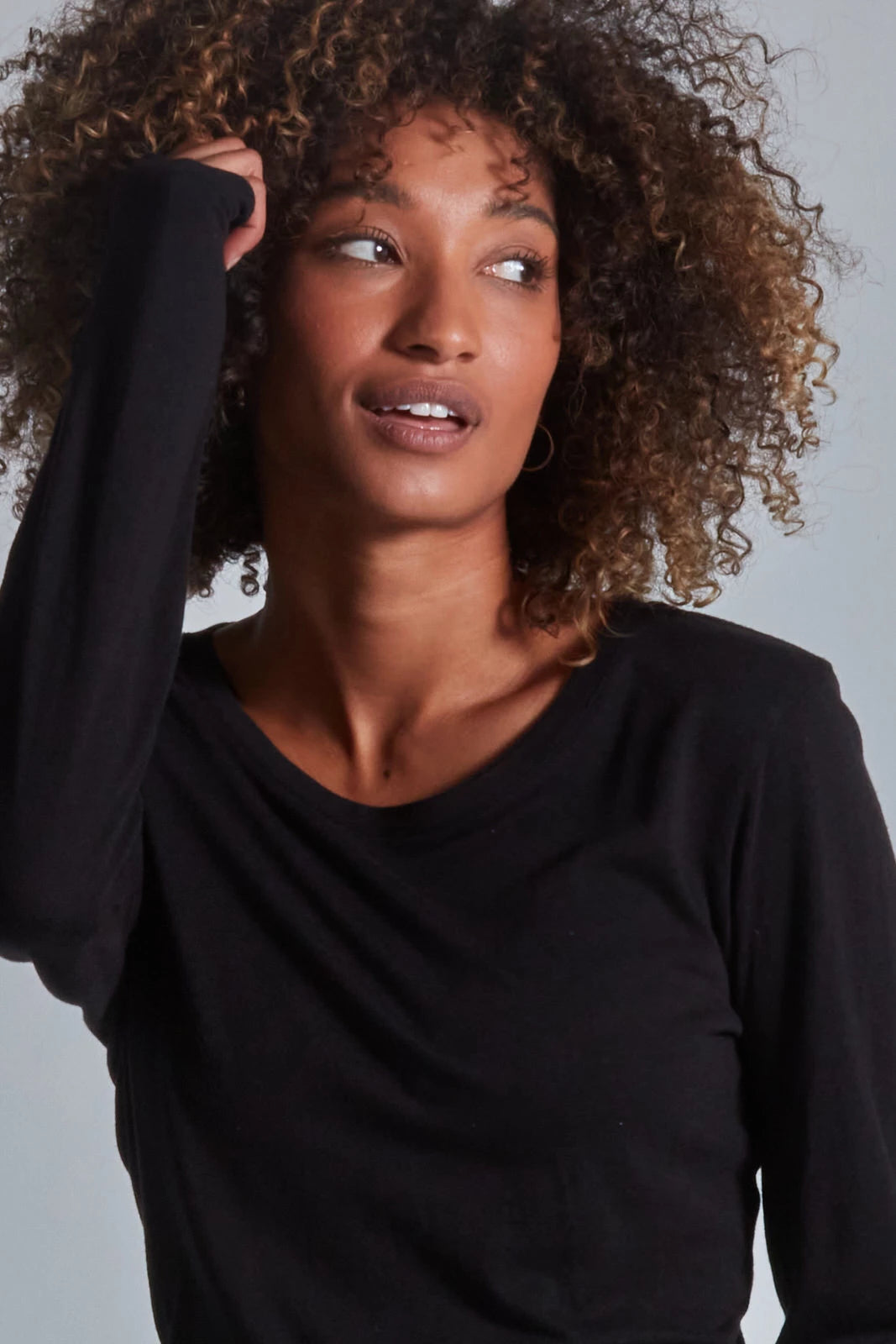 ONNO long sleeve bamboo t-shirt in Black, Sage is 5'7" and wearing size XS.
