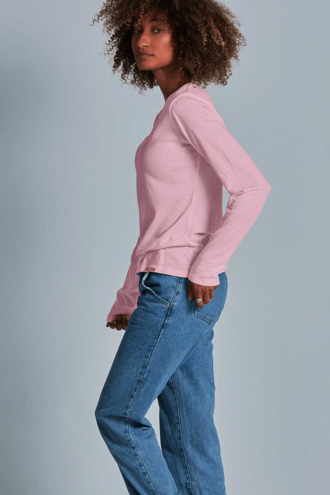 ONNO long sleeve bamboo t-shirt in Pink, Sage is 5'7" and wearing size XS.
