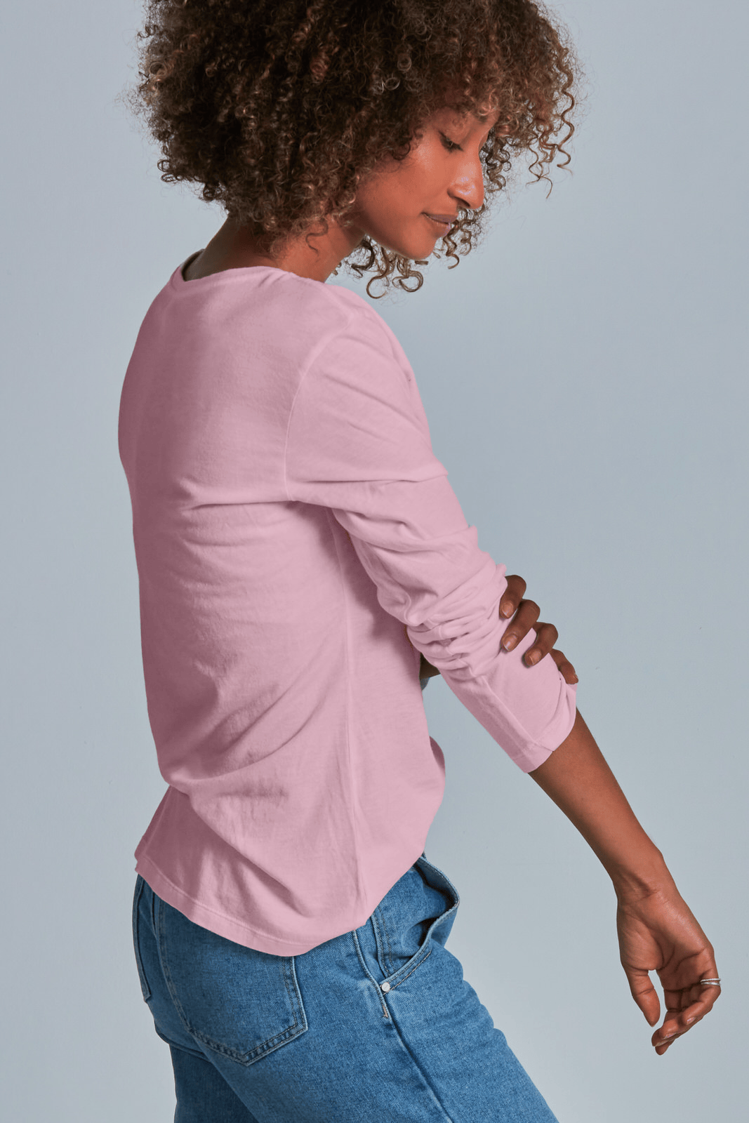 ONNO long sleeve bamboo t-shirt in Pink, Sage is 5'7" and wearing size XS.