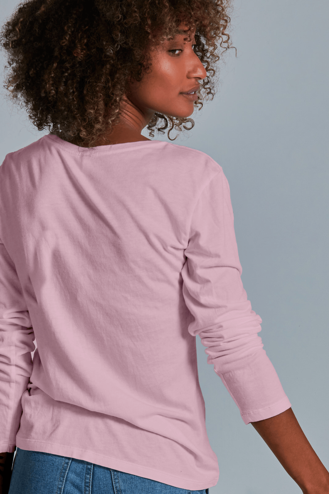 ONNO long sleeve bamboo t-shirt in Pink, Sage is 5'7" and wearing size XS.