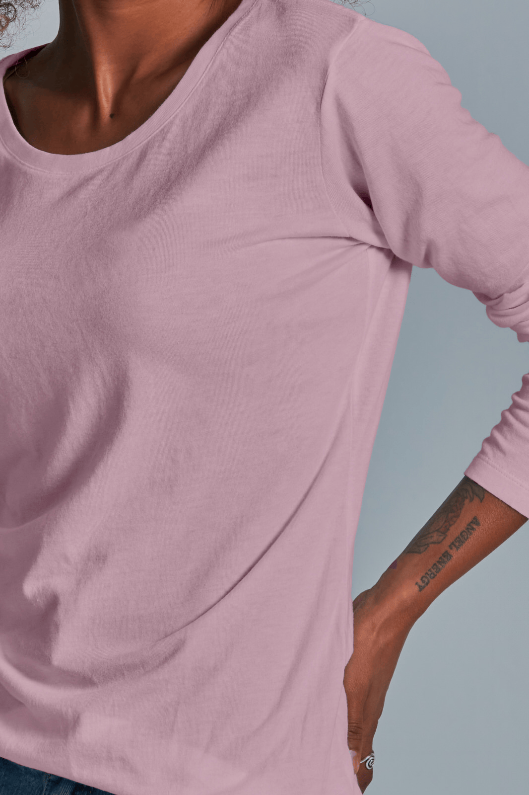 ONNO long sleeve bamboo t-shirt in Pink, Sage is 5'7" and wearing size XS.