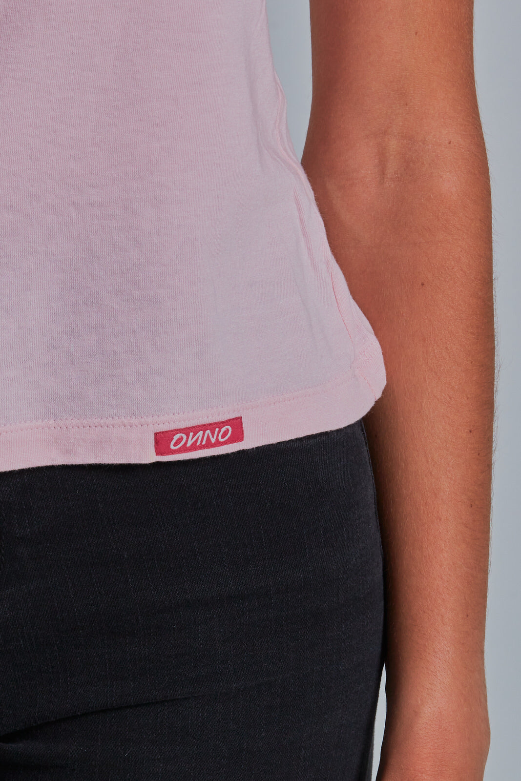 ONNO long sleeve bamboo t-shirt in Pink, Sage is 5'7" and wearing size XS.