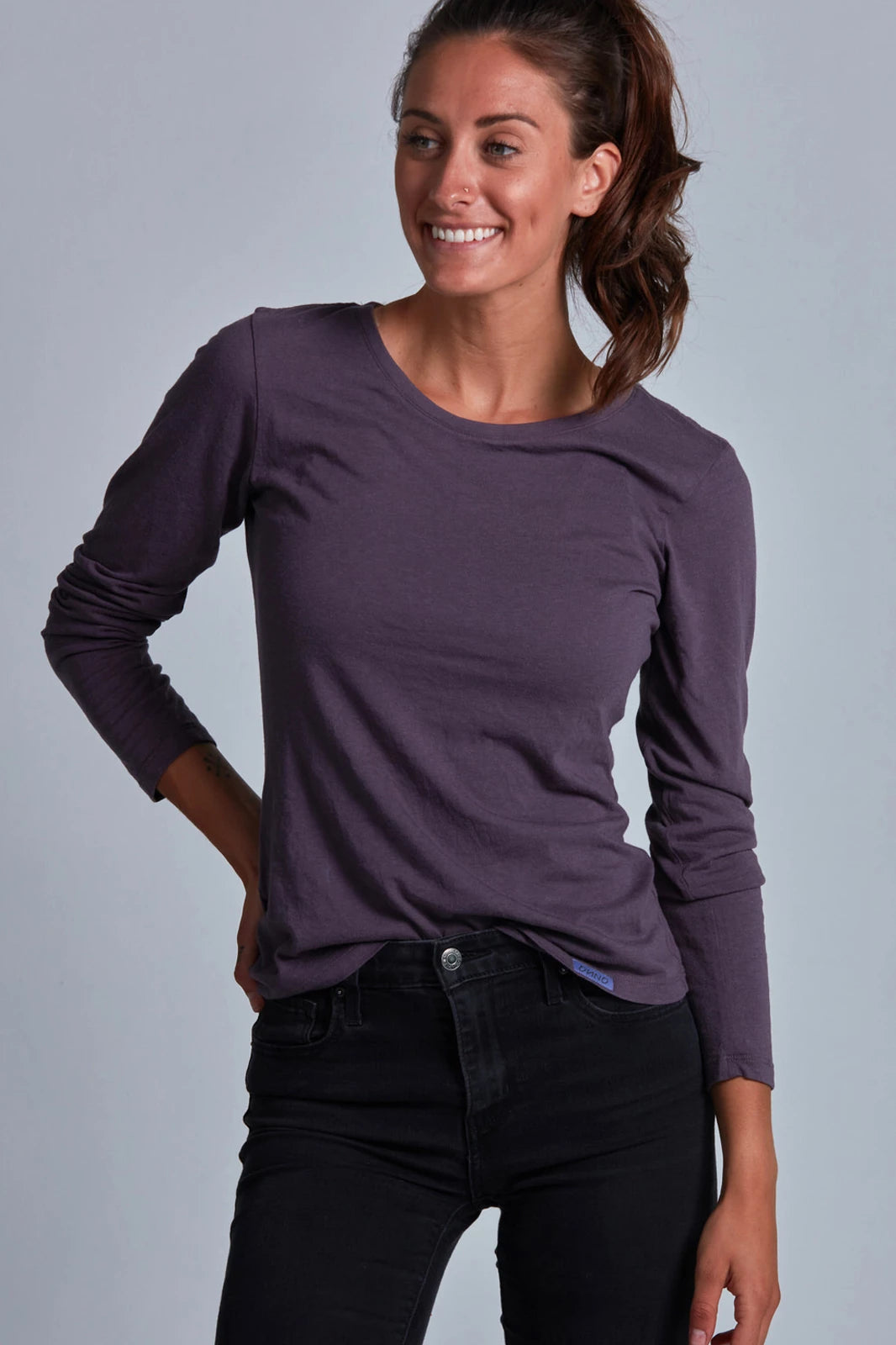 ONNO long sleeve bamboo t-shirt in Dirty Purple, Christina is 5'9" and wearing size S.
