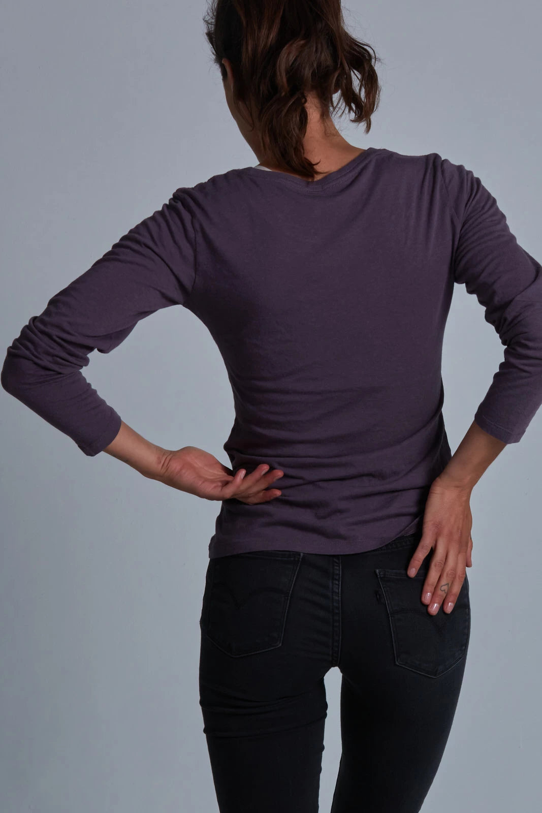 ONNO long sleeve bamboo t-shirt in Dirty Purple, Christina is 5'9" and wearing size S.