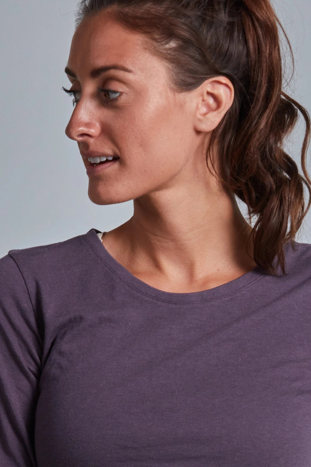 ONNO long sleeve bamboo t-shirt in Dirty Purple, Christina is 5'9" and wearing size S.