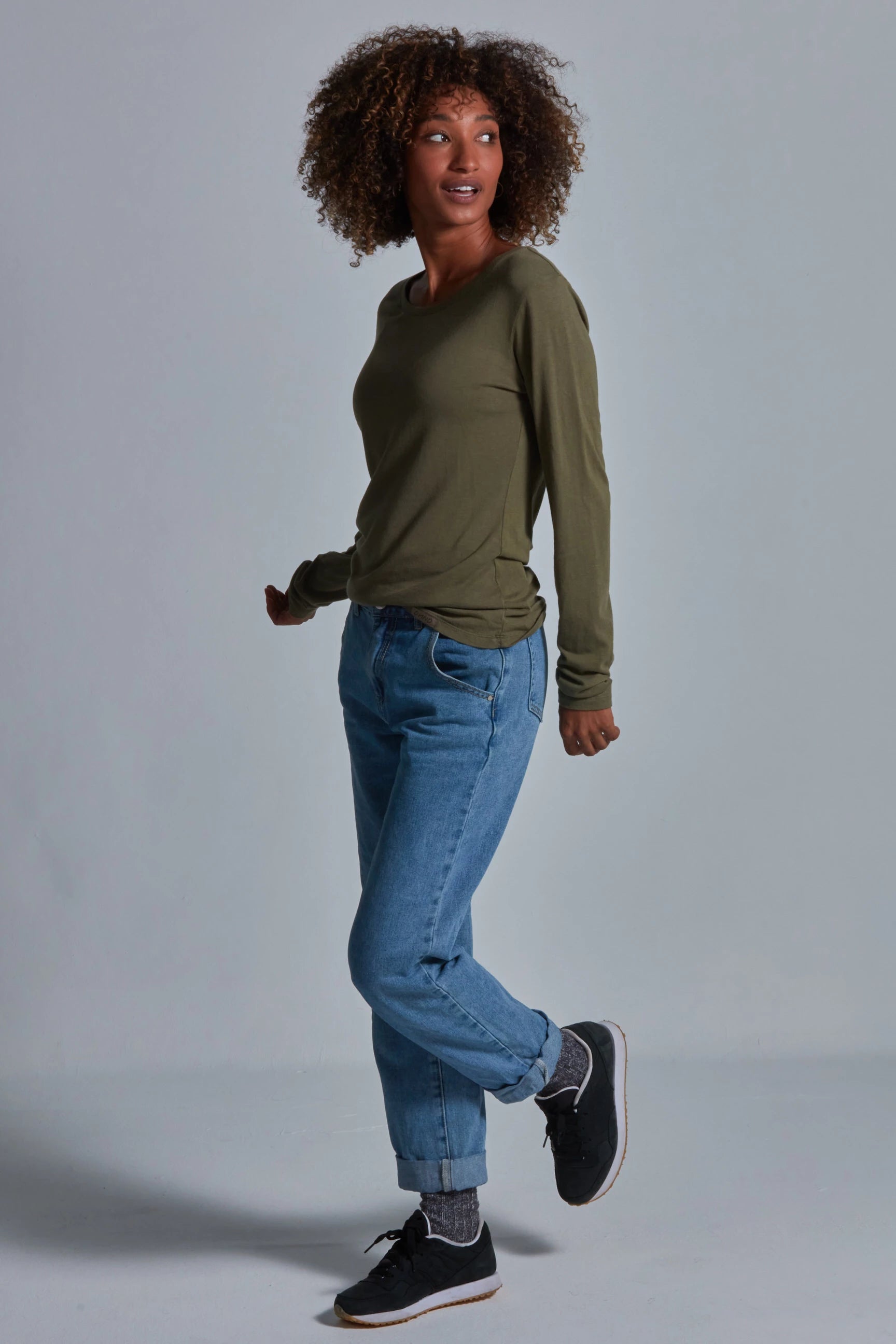 ONNO long sleeve bamboo t-shirt in Cypress, Sage is 5'7" and wearing size XS.