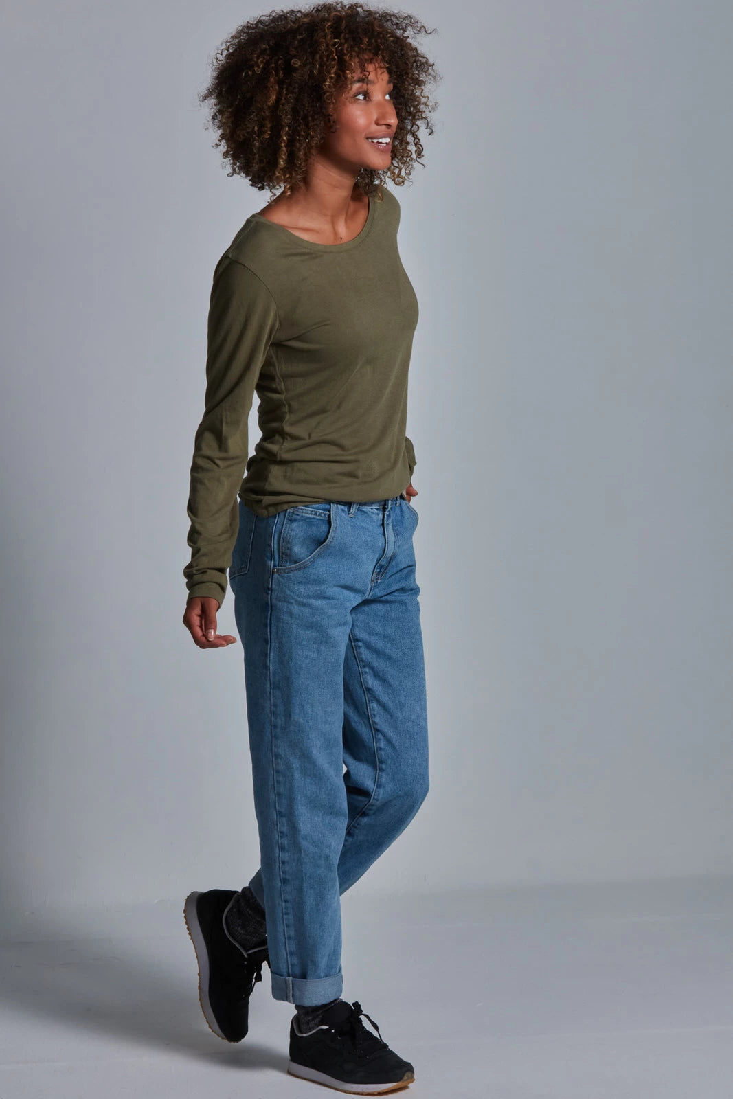 ONNO long sleeve bamboo t-shirt in Cypress, Sage is 5'7" and wearing size XS.
