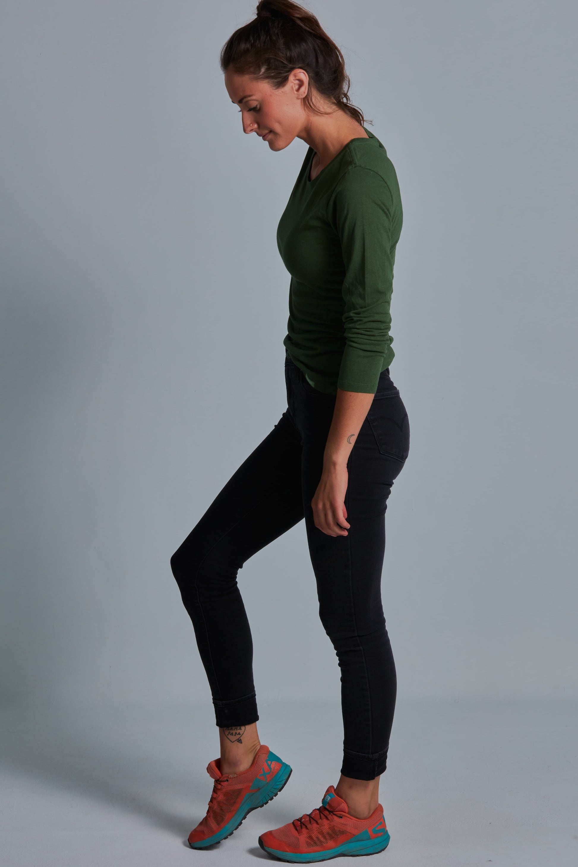 ONNO long sleeve bamboo t-shirt in Moss Green, Christina is 5'9" and wearing size S.