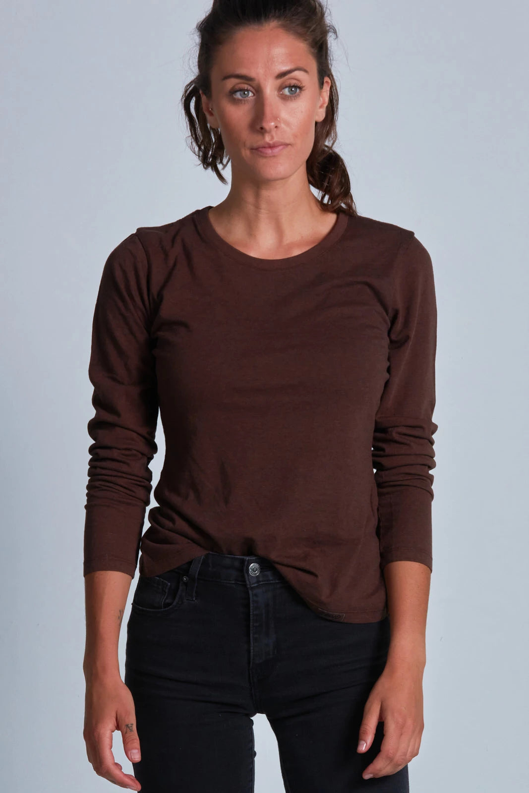 ONNO long sleeve bamboo t-shirt in Espresso, Christina is 5'9" and wearing size S.