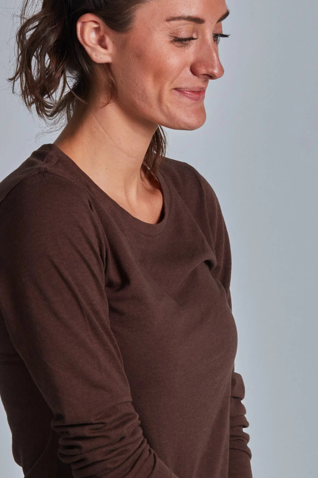 ONNO long sleeve bamboo t-shirt in Espresso, Christina is 5'9" and wearing size S.