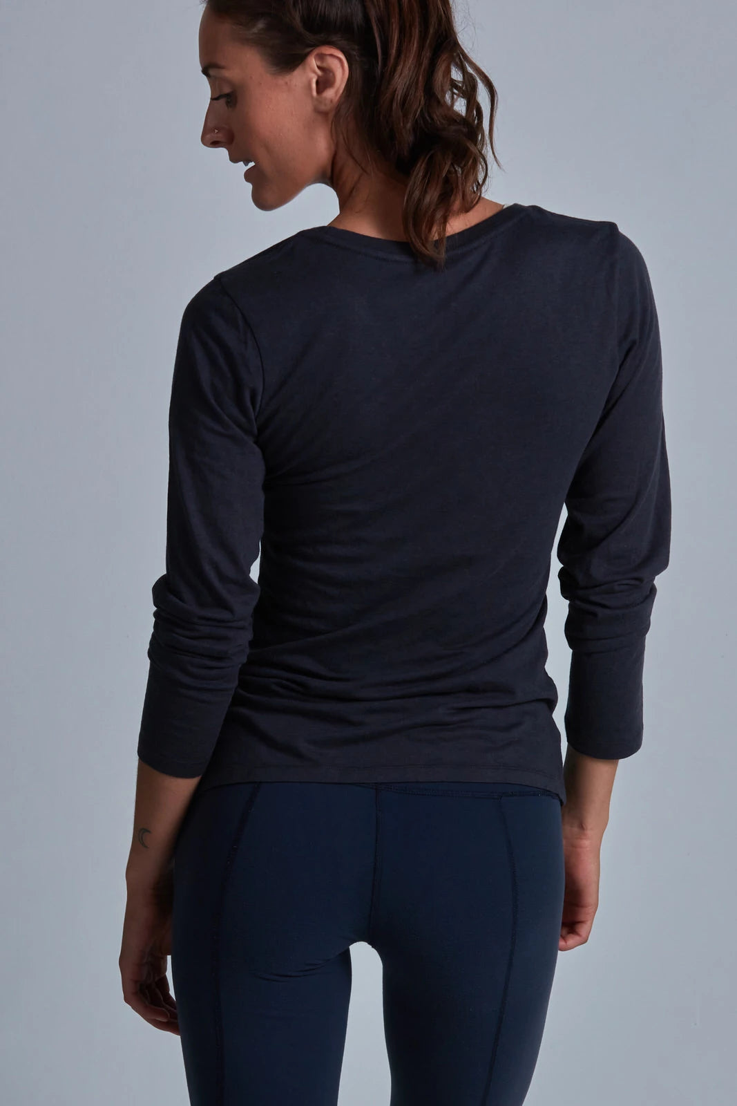 ONNO long sleeve bamboo t-shirt in Charcoal Blue, Christina is 5'9" and wearing size S.