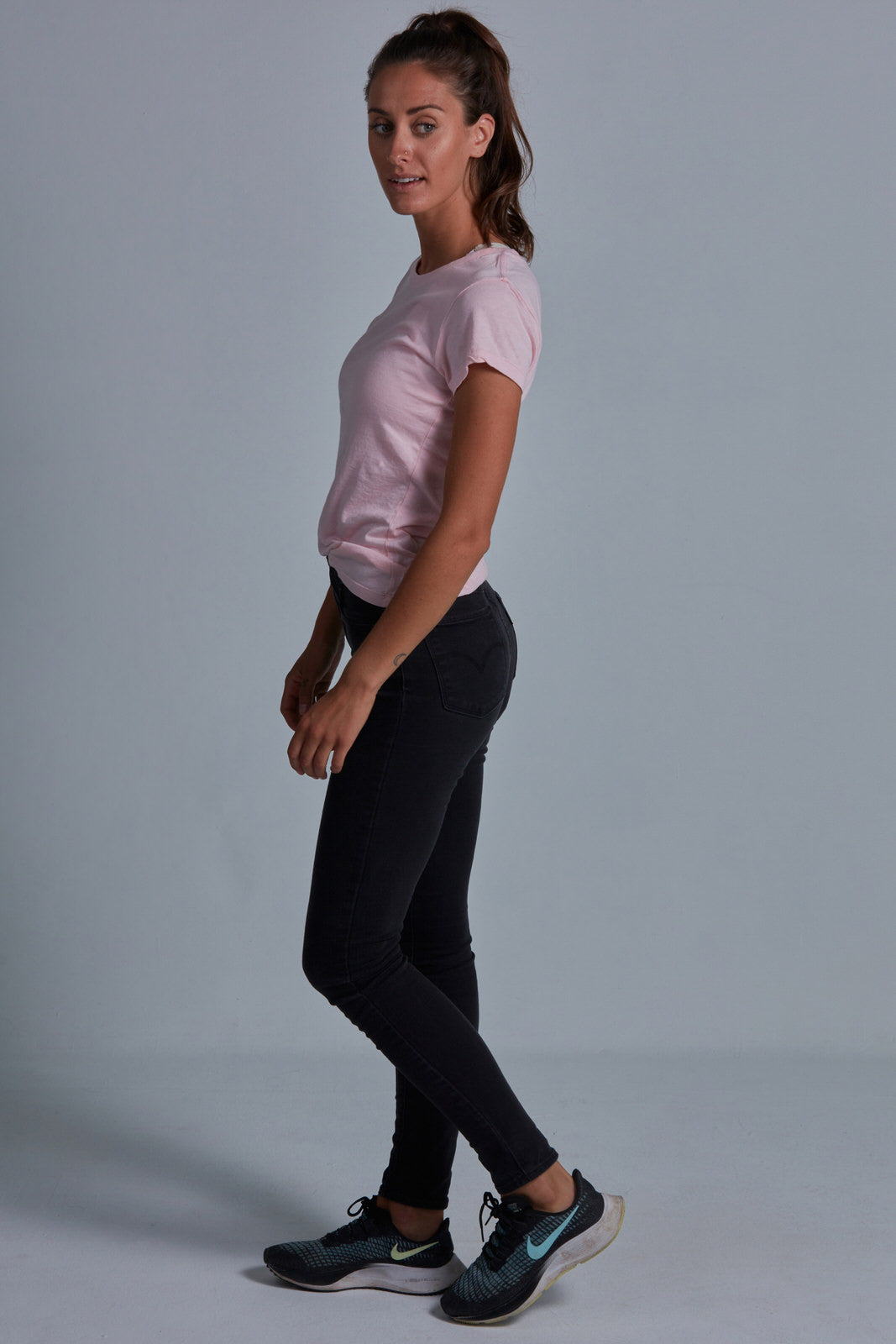 ONNO bamboo t-shirt in Pink Unpatched, Christina is 5'9" and wearing size S.