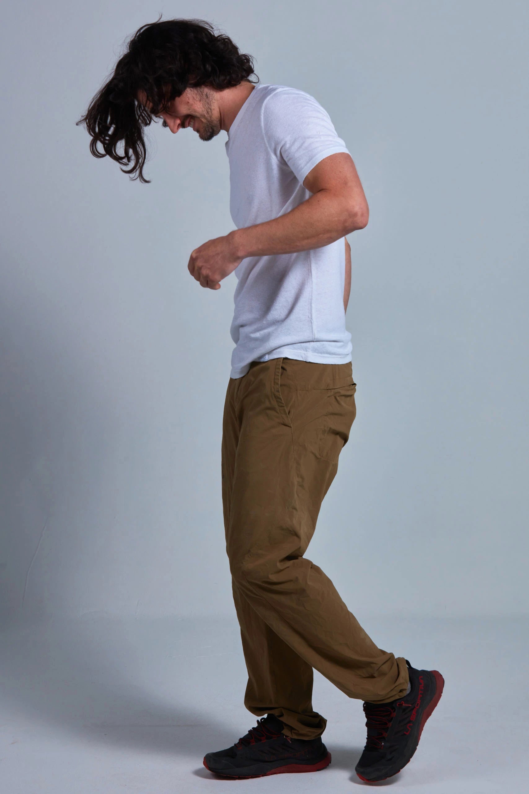 ONNO hemp t-shirt in White, Nic is 5'11" and wearing size M.