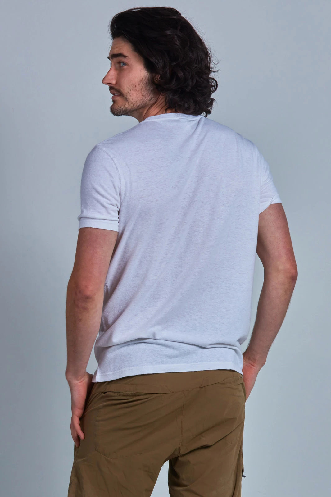 ONNO hemp t-shirt in White, Nic is 5'11" and wearing size M.