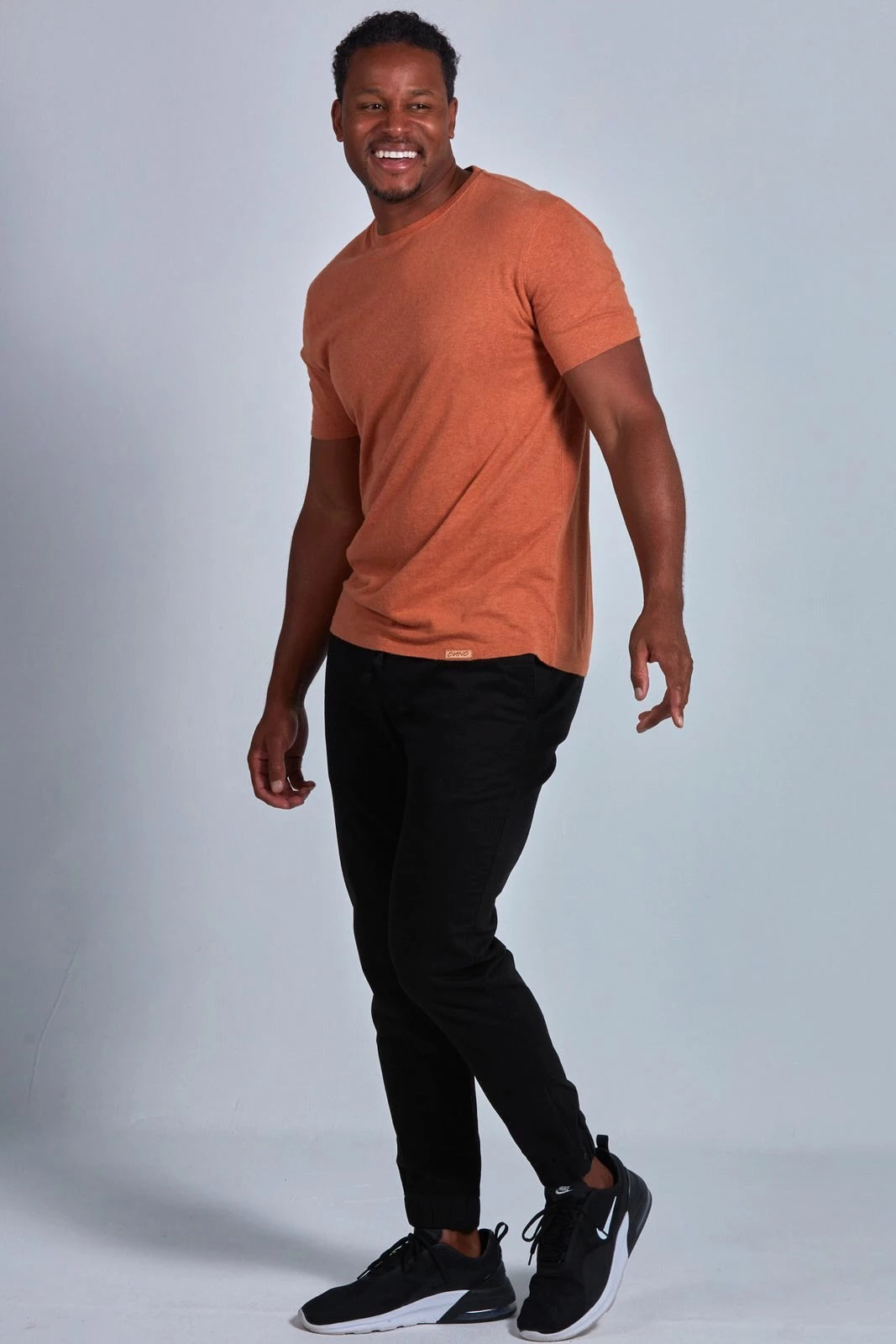 ONNO hemp t-shirt in Rust, Golden is 6'0" and wearing size L.
