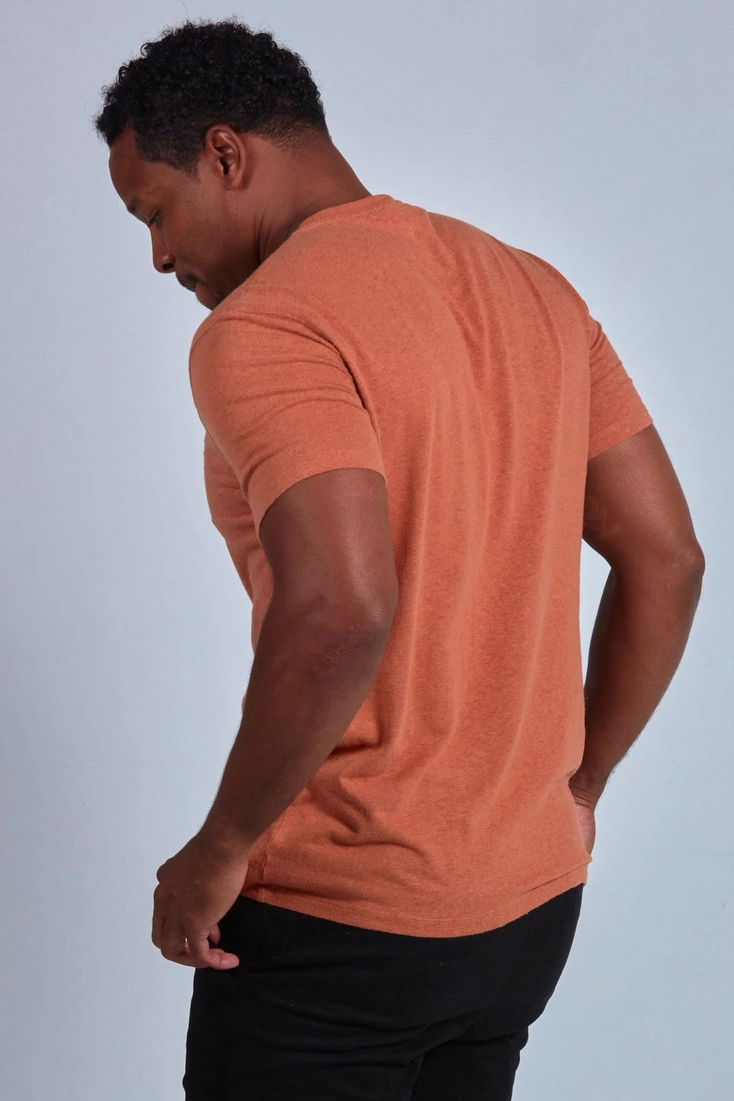ONNO hemp t-shirt in Rust, Golden is 6'0" and wearing size L.