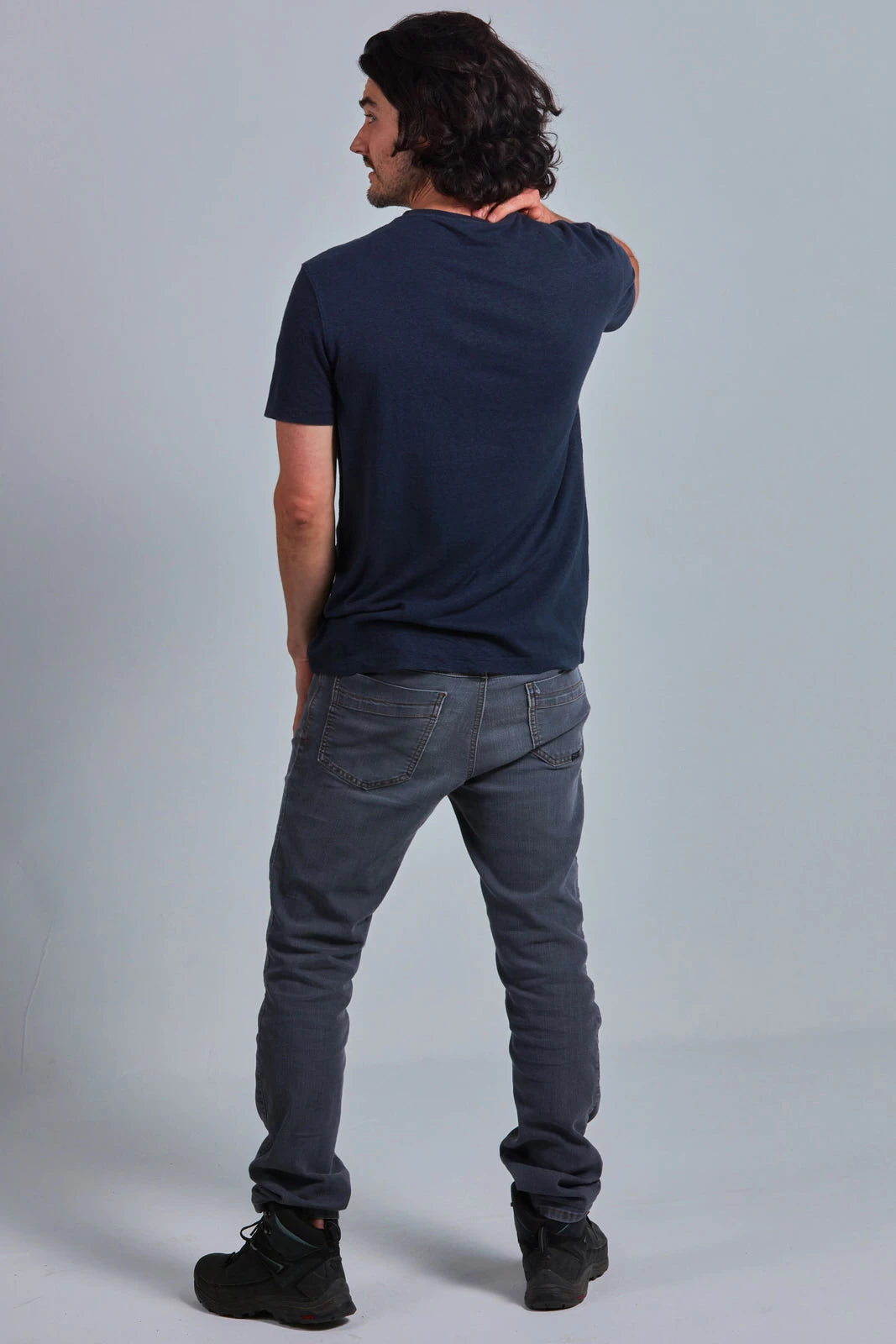ONNO hemp t-shirt, in Lapis. Nic is 5'11" and wearing size M.