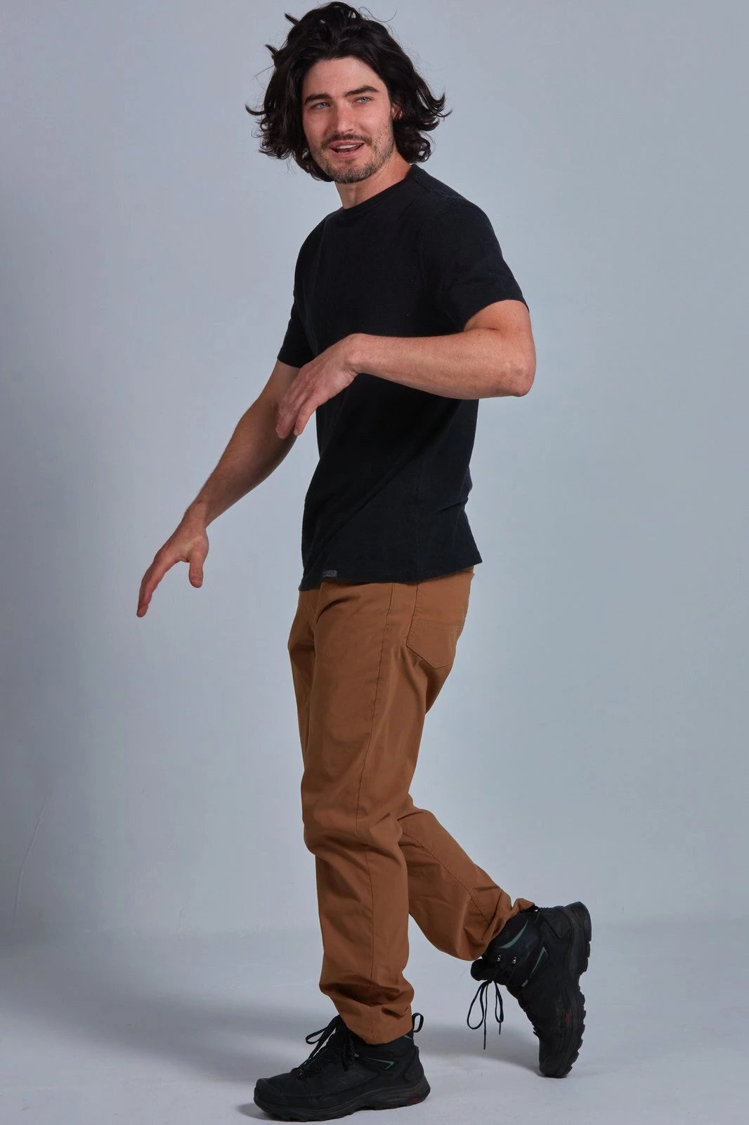 ONNO hemp t-shirt in Black, Nic is 5'11" and wearing size M.