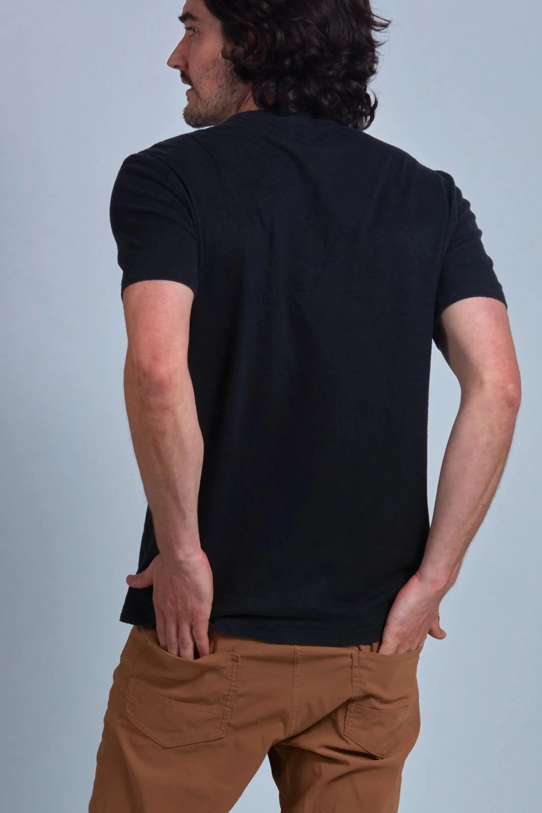 ONNO hemp t-shirt in Black, Nic is 5'11" and wearing size M.