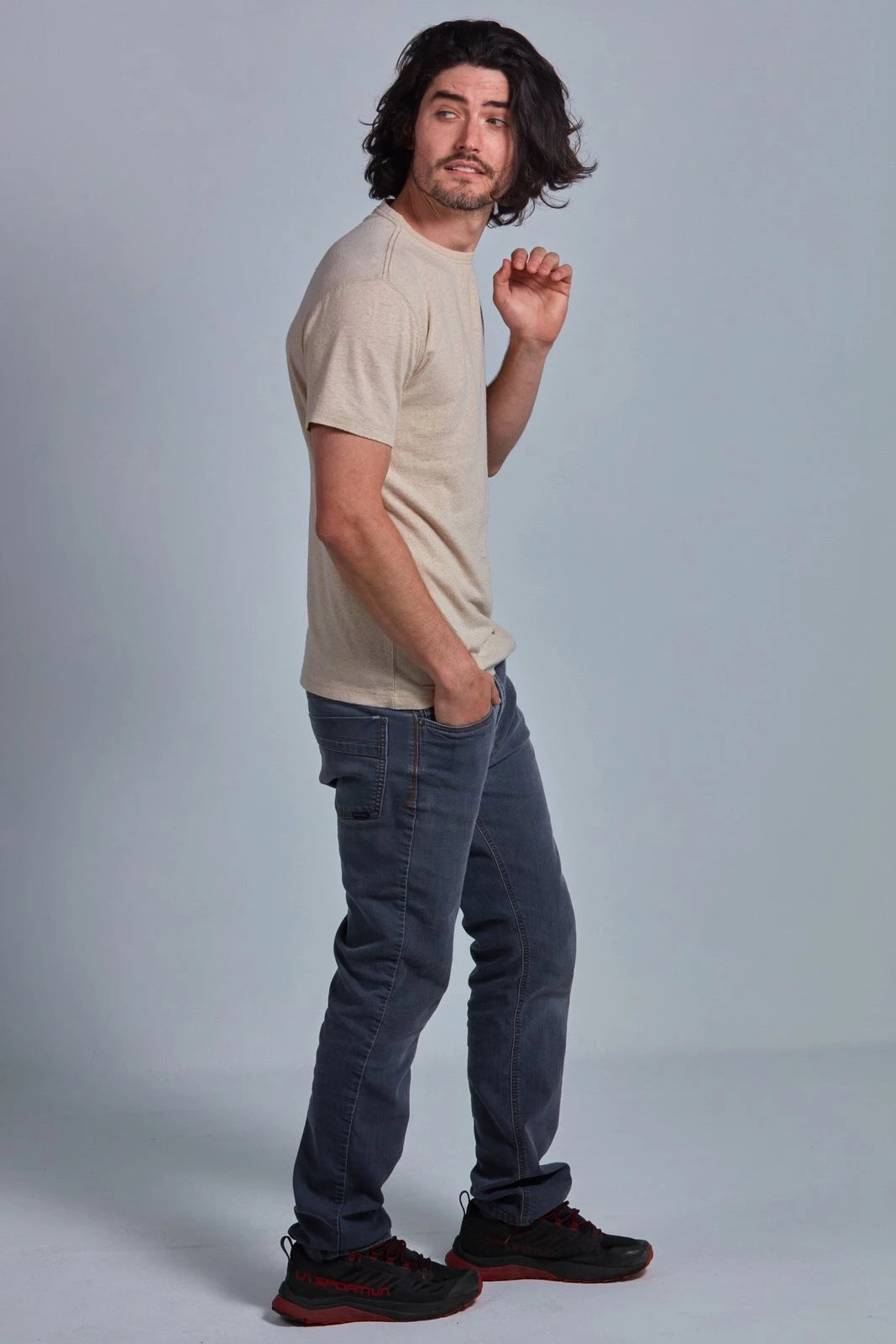 ONNO hemp t-shirt in Sand, Nic is 5'11" and wearing size M.