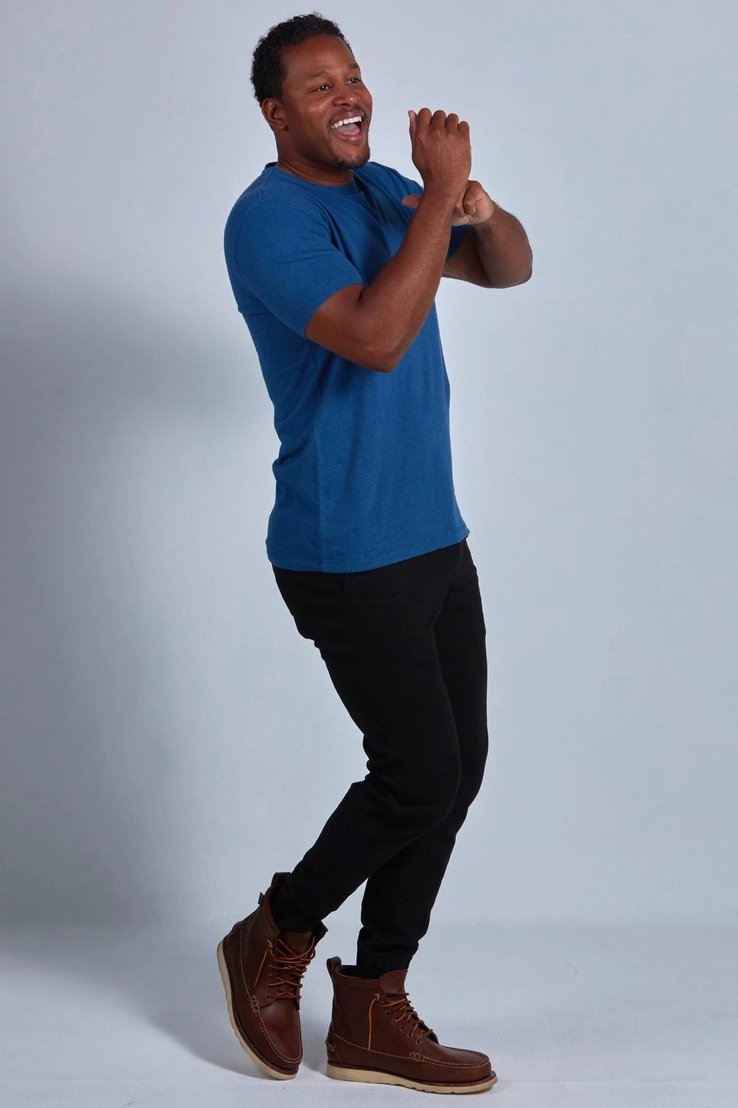 ONNO hemp t-shirt in Earth Blue, Golden is 6'0" and wearing size L.