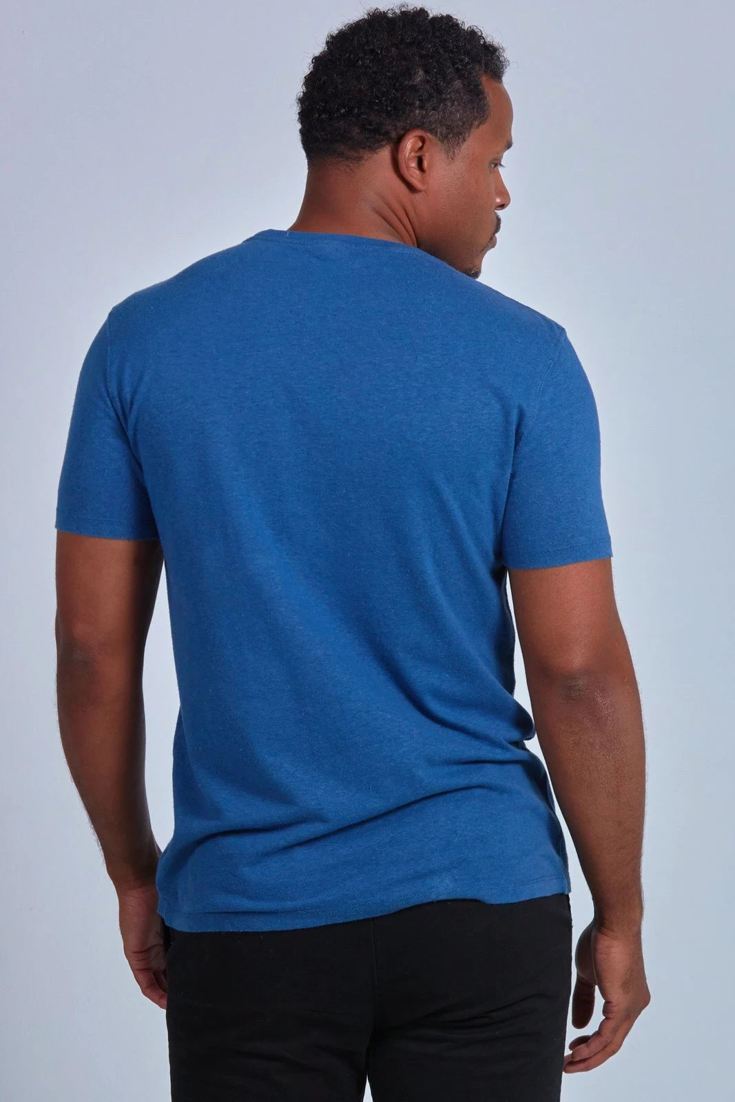 ONNO hemp t-shirt in Earth Blue, Golden is 6'0" and wearing size L.