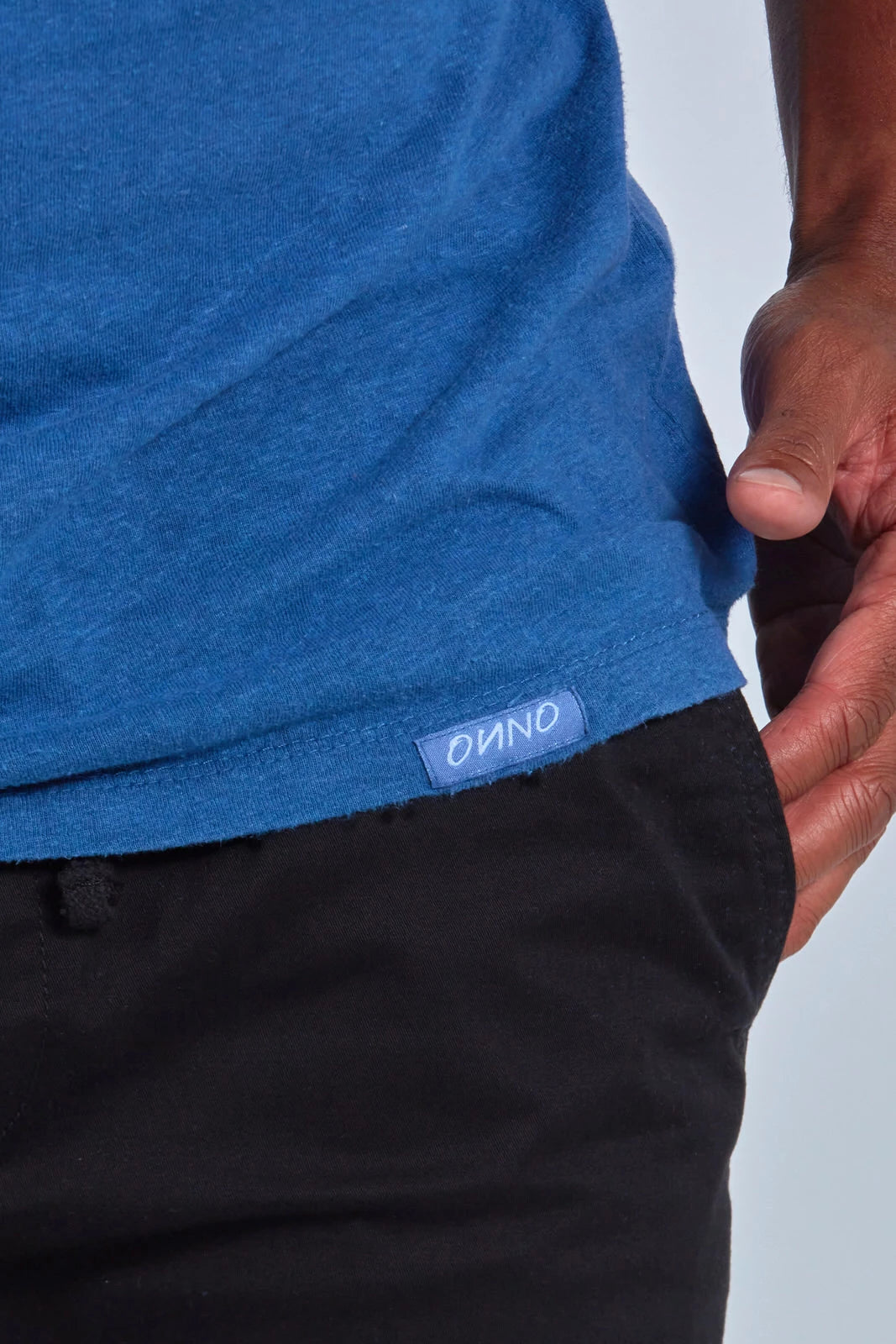 ONNO hemp t-shirt in Earth Blue, Golden is 6'0" and wearing size L.