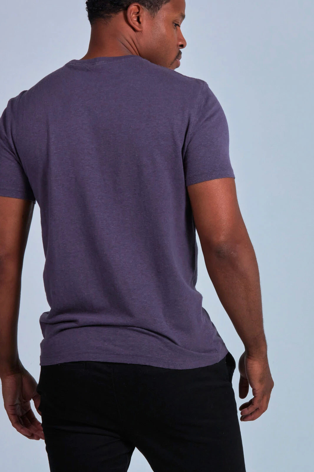 ONNO hemp t-shirt in Dirty Purple, Golden is 6'0" and wearing size L.