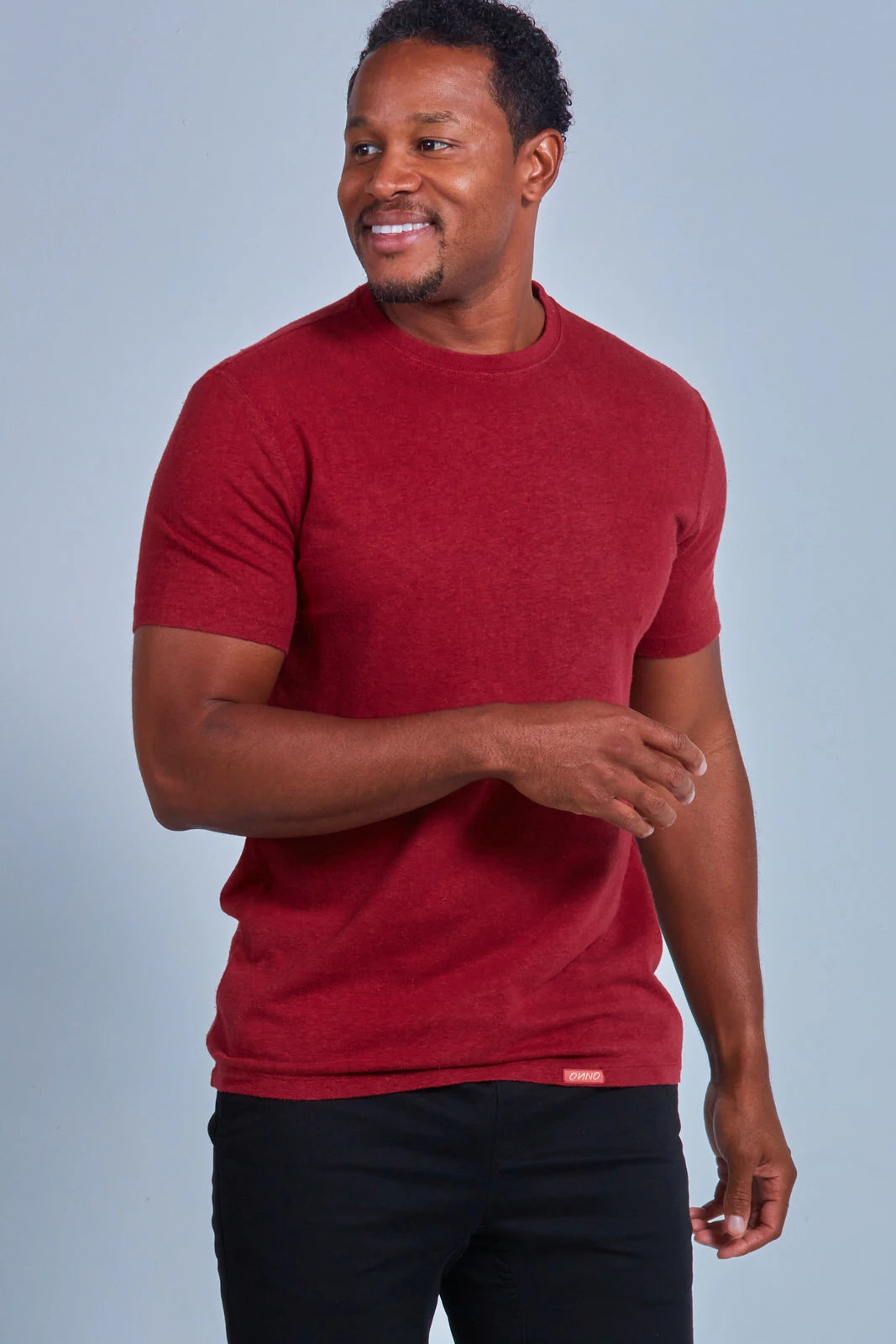 ONNO hemp t-shirt in Cardinal, Golden is 6'0" and wearing size L.
