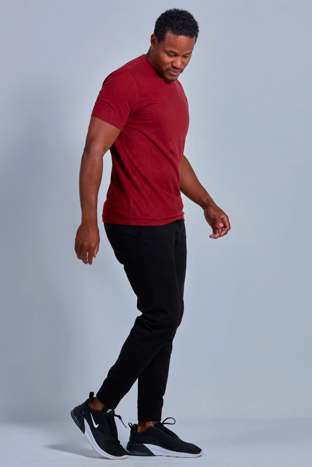 ONNO hemp t-shirt in Cardinal, Golden is 6'0" and wearing size L.