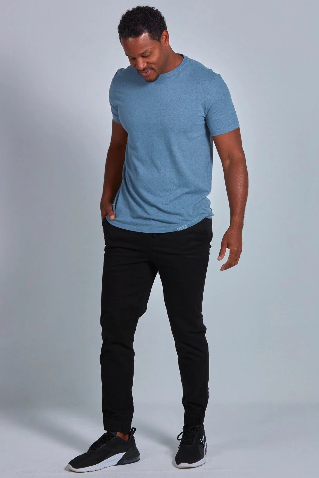ONNO hemp t-shirt in Steel Blue, Golden is 6'0" and wearing size L.