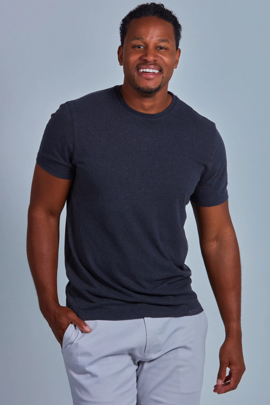 ONNO hemp t-shirt in Slate, Golden is 6'0" and wearing size L.