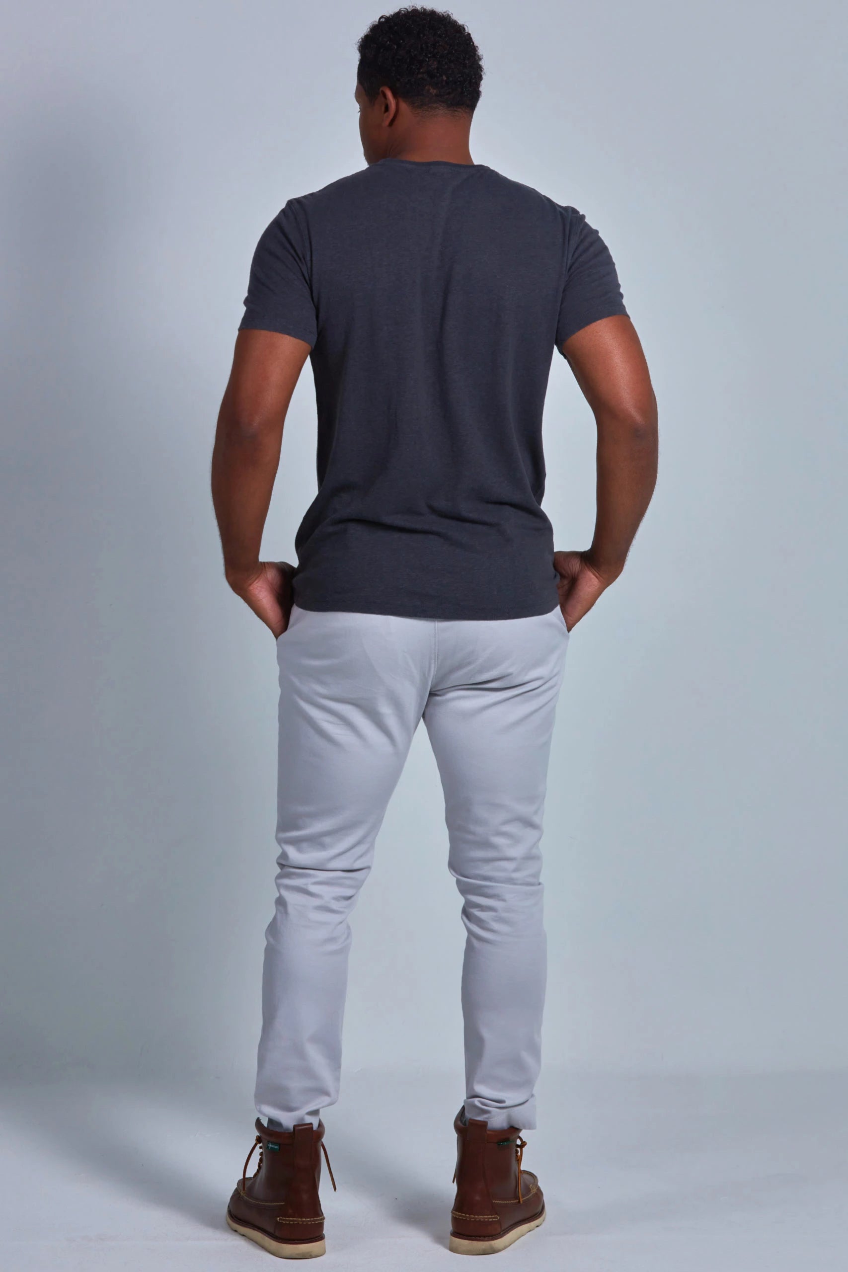 ONNO hemp t-shirt in Slate, Golden is 6'0" and wearing size L.