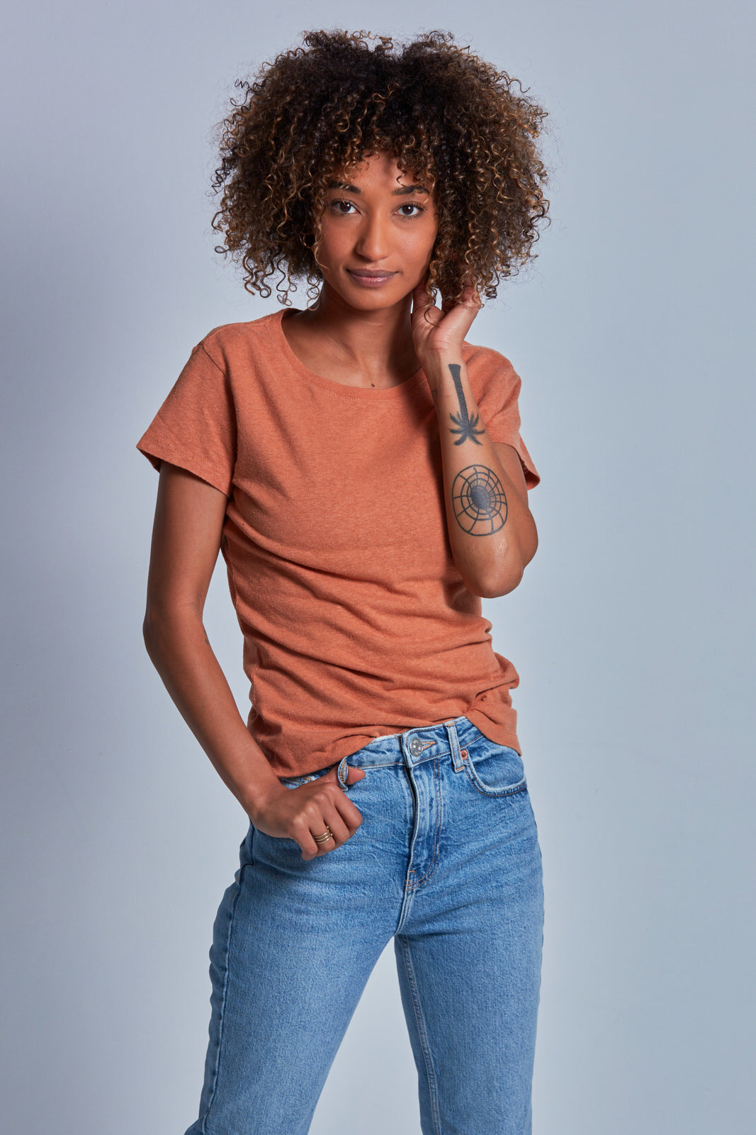 ONNO hemp t-shirt in Rust Unpatched, Sage is 5'7" and wearing size XS.