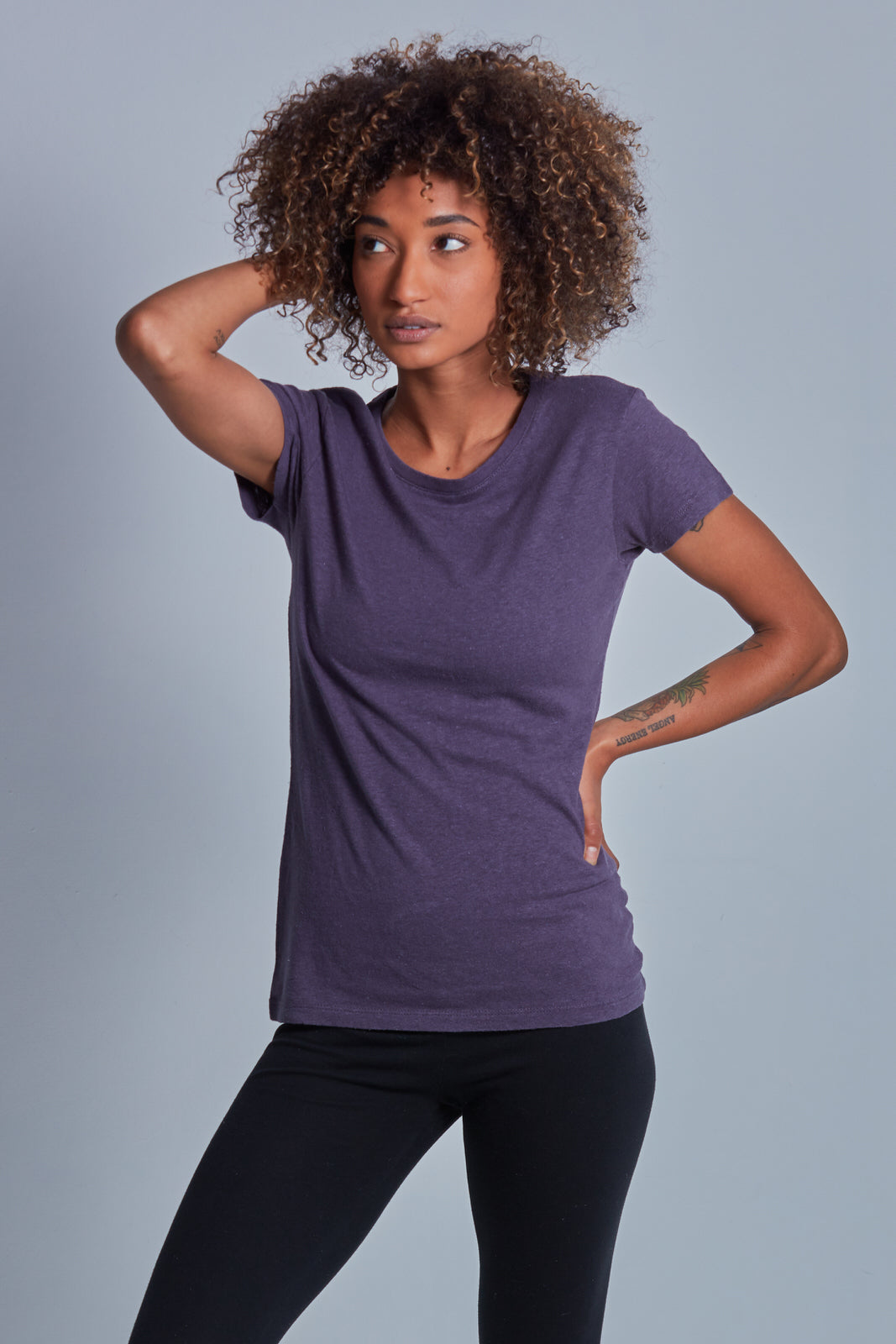 ONNO hemp t-shirt in Dirty Purple Unpatched, Sage is 5'7" and wearing size XS.