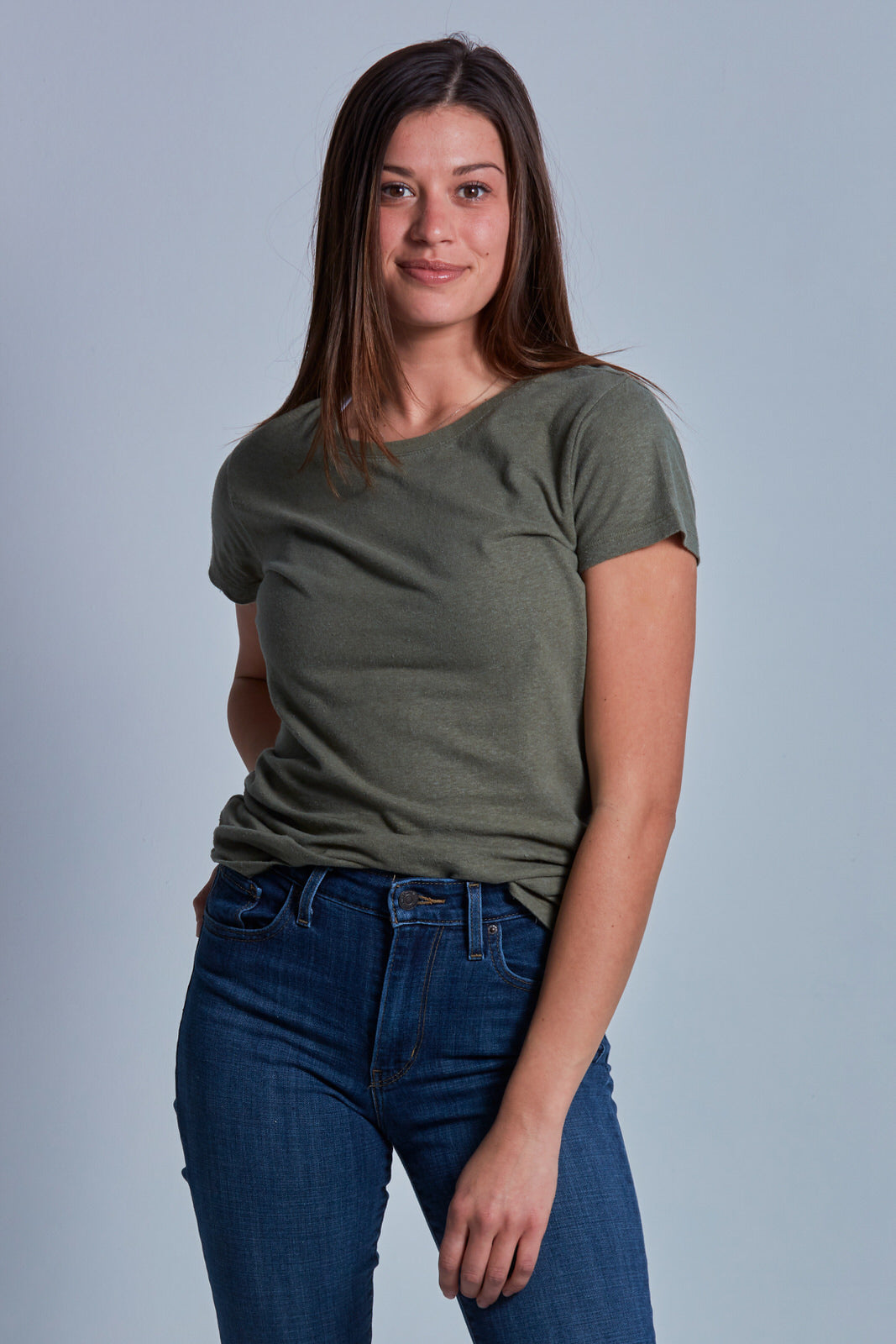 ONNO hemp t-shirt in Cypress Unpatched, Caroline is 5'8" and wearing size S.