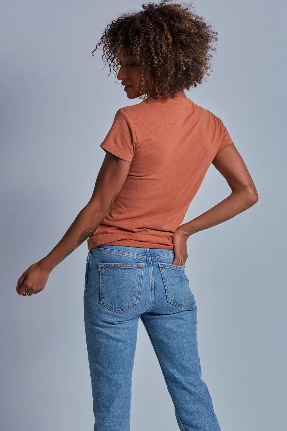 ONNO hemp t-shirt in Rust, Sage is 5'7" and wearing size XS.