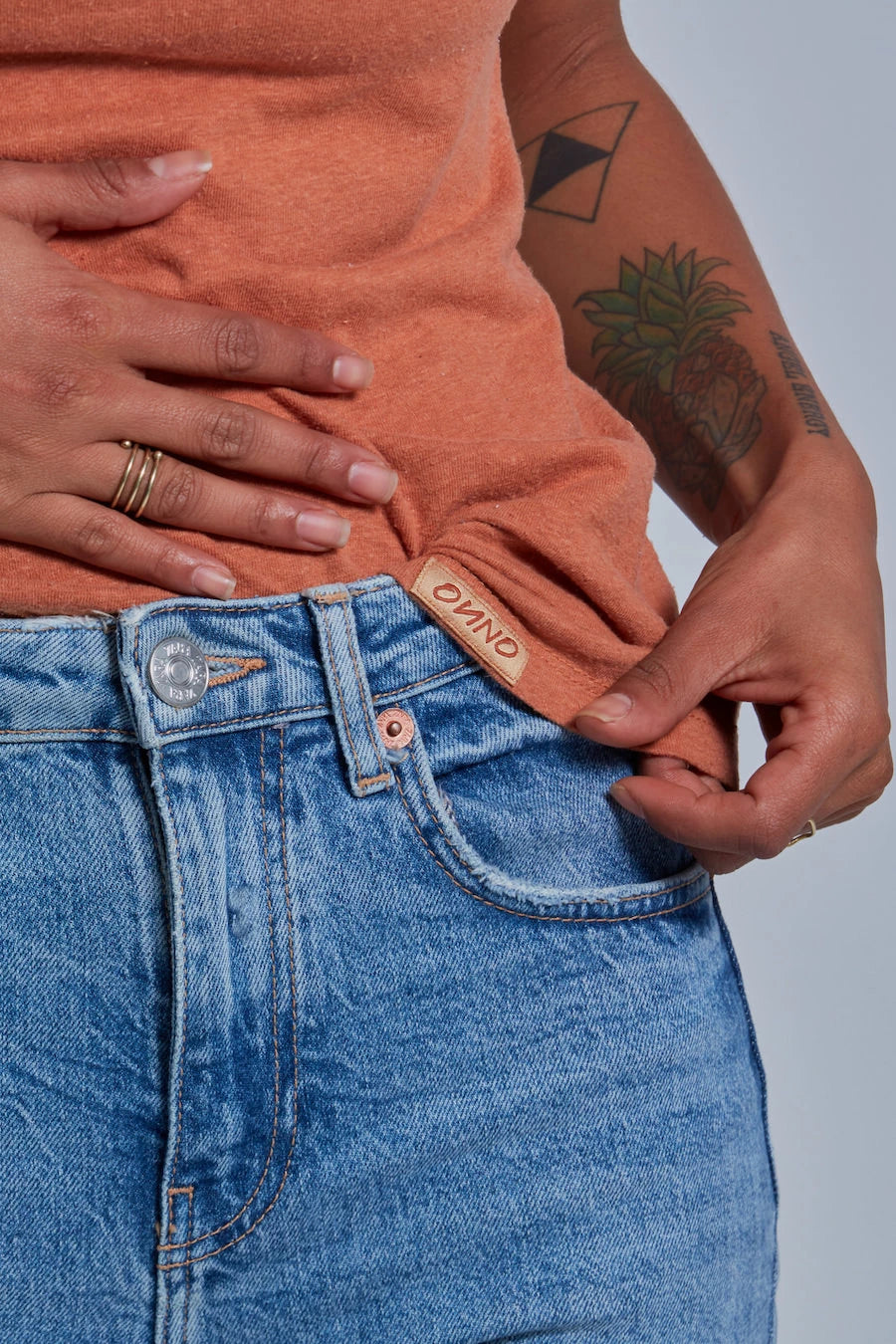 ONNO hemp t-shirt in Rust, Sage is 5'7" and wearing size XS.