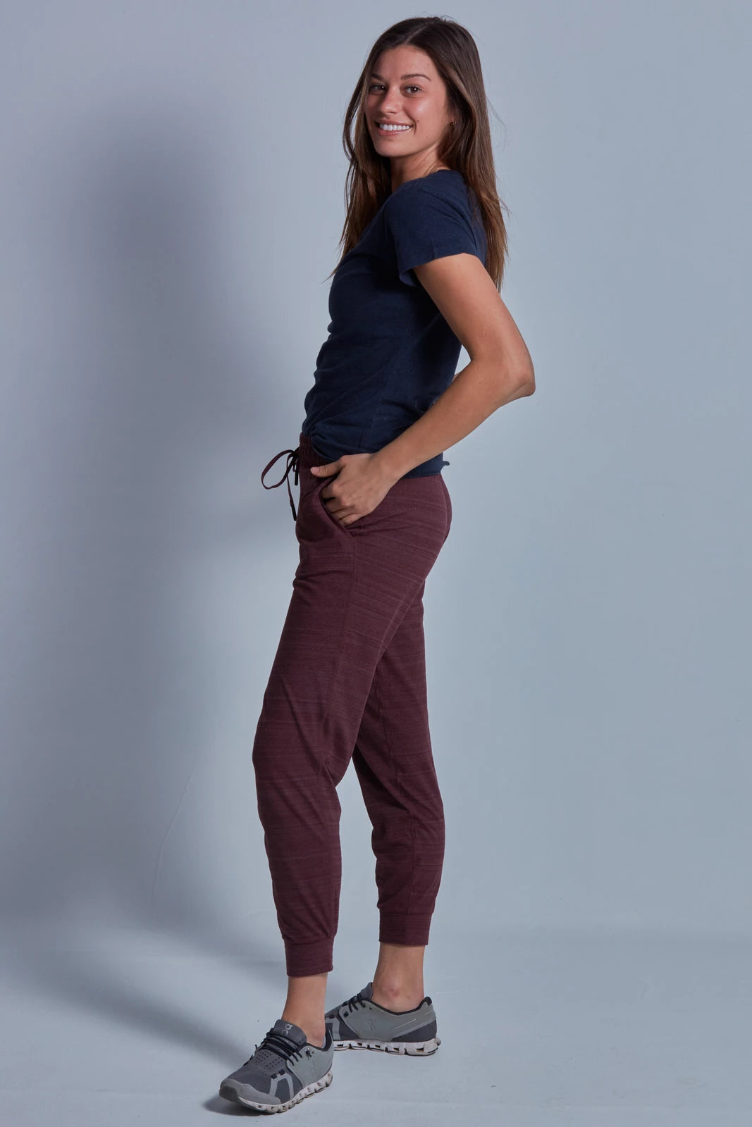 ONNO hemp t-shirt in Lapis, Caroline is 5'8" and wearing size S.