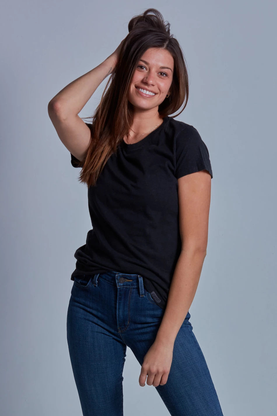 ONNO hemp t-shirt in Black, Caroline is 5'8" and wearing size S.