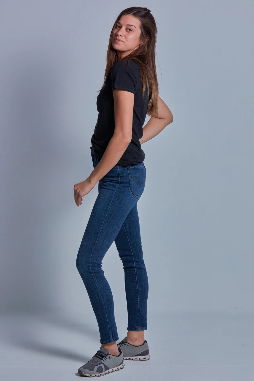 ONNO hemp t-shirt in Black, Caroline is 5'8" and wearing size S.